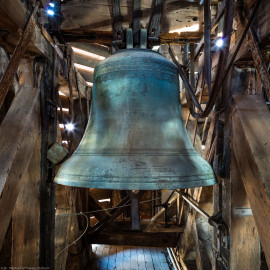 Heidelberg - Heiliggeistkirche - Glockenstuhl - Maria-Glocke von 1738 (Durchmesser 118,5 cm), von Westen aus gesehen (aufgenommen im November 2015, am frühen Nachmittag) Heidelberg - Heiliggeistkirche - Glockenstuhl - Maria-Glocke von 1738 (Durchmesser 118,5 cm), von Westen aus gesehen (aufgenommen im November 2015, am frühen Nachmittag)