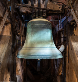 Heidelberg - Heiliggeistkirche - Glockenstuhl - Dreifaltigkeit-Glocke von 1738 (Durchmesser 93 cm), von Westen aus gesehen (aufgenommen im November 2015, am Nachmittag) Heidelberg - Heiliggeistkirche - Glockenstuhl - Dreifaltigkeit-Glocke von 1738 (Durchmesser 93 cm), von Westen aus gesehen (aufgenommen im November 2015, am Nachmittag)