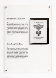 Heidelberg - Heiliggeistkirche - Chor - Gedenktafel zum Heidelberger Katechismus, eingeweiht am 21. Mai 2017, an der westlichen Nordwand (aufgenommen im September 2017, um die Mittagszeit) Heidelberg - Heiliggeistkirche - Chor - Gedenktafel zum Heidelberger Katechismus, eingeweiht am 21. Mai 2017, an der westlichen Nordwand (aufgenommen im September 2017, um die Mittagszeit)
