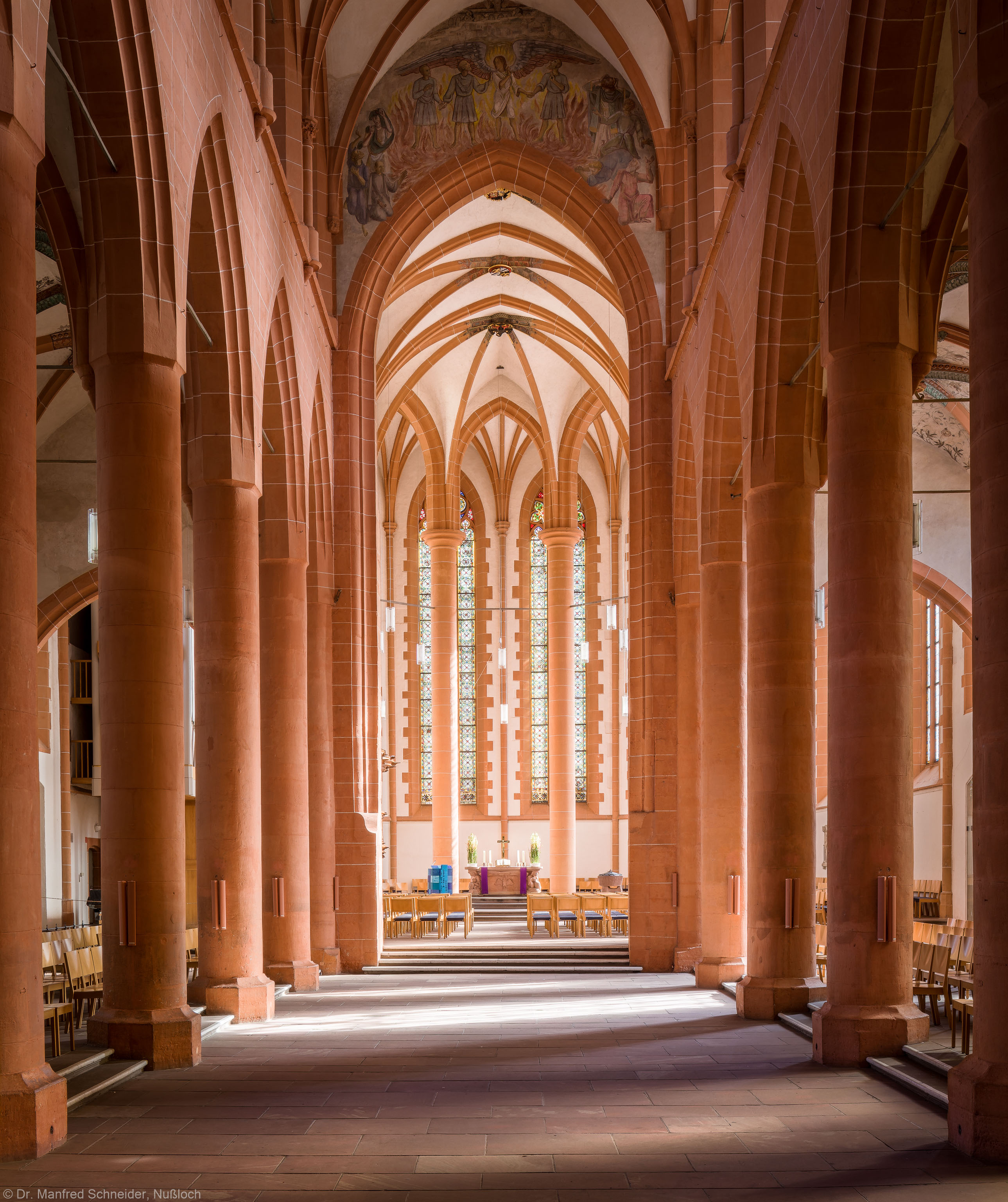Heidelberg - Heiliggeistkirche - Mittelschiff (ohne Stühle) - Blick durch das Mittelschiff auf den Chor (aufgenommen im März 2013, am späten Vormittag)