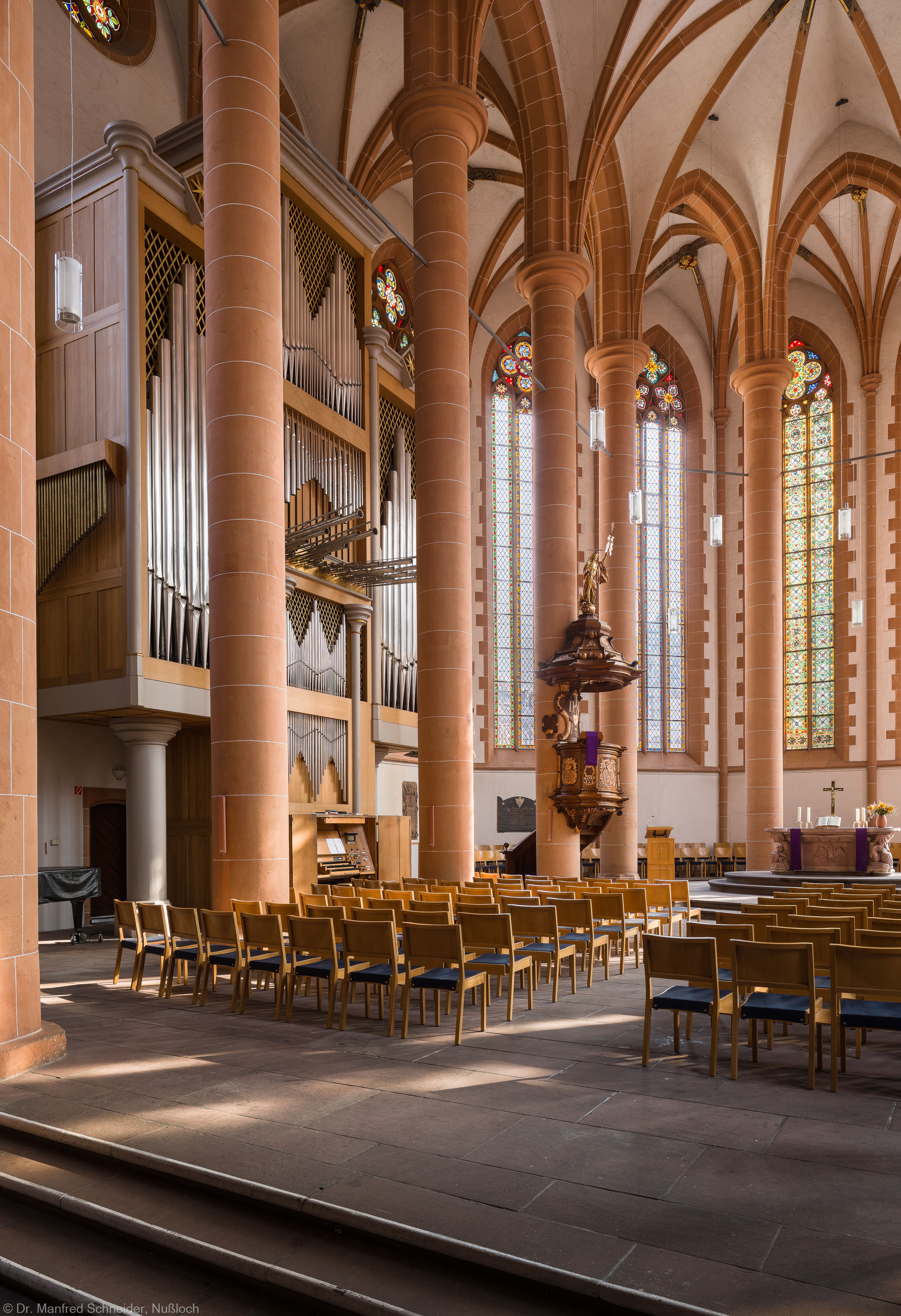 Heidelberg - Heiliggeistkirche - Chor - Blick in den Chor nach Nordosten mit Säulen, Orgel, Kanzel und Altar (aufgenommen im März 2013, am Vormittag)