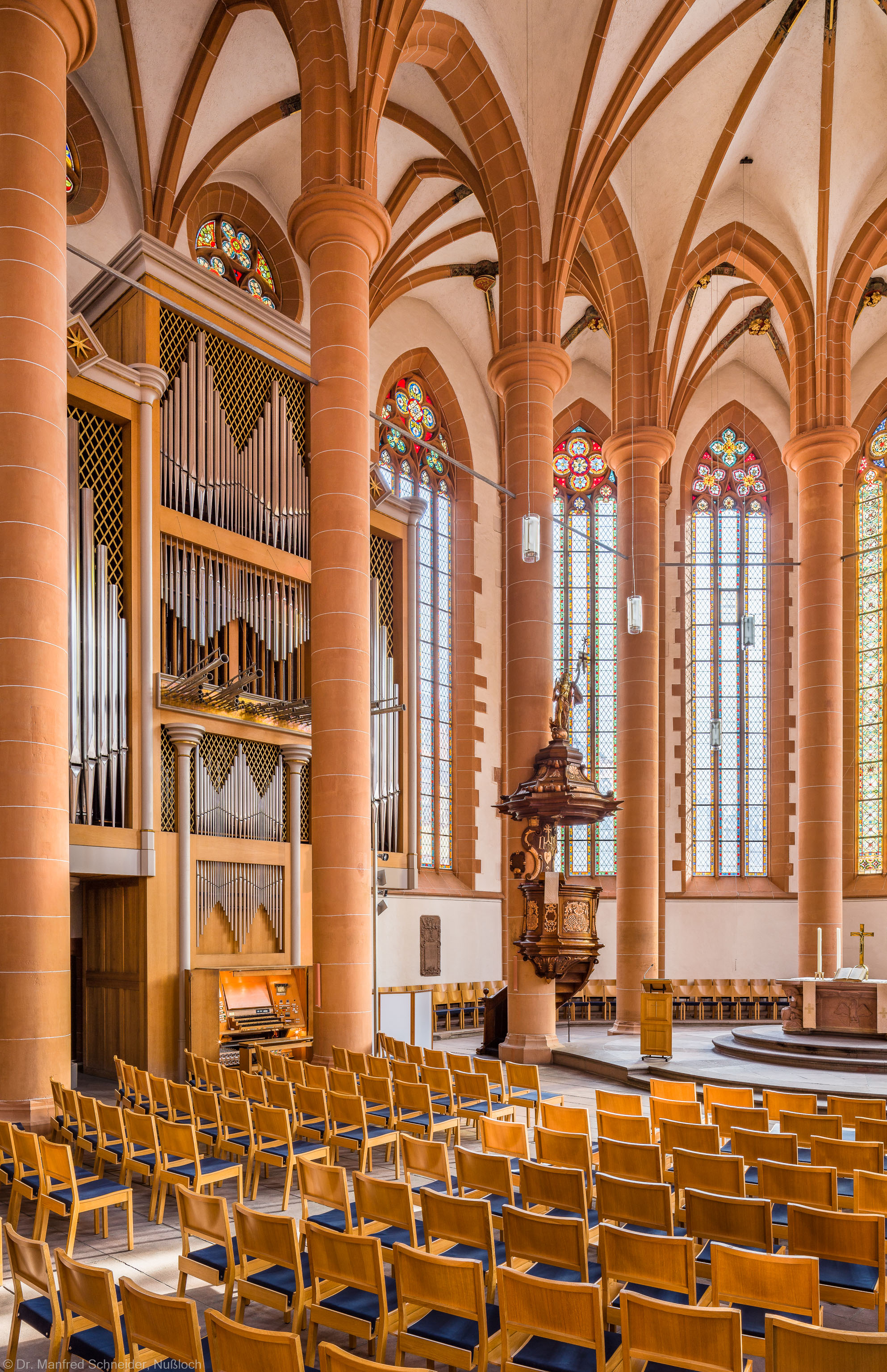 Heidelberg - Heiliggeistkirche - Chor - Blick in den Chor nach Nordosten mit Säulen, Gewölbe, Orgel, Kanzel und Altar (aufgenommen im April 2013, am frühen Vormittag)