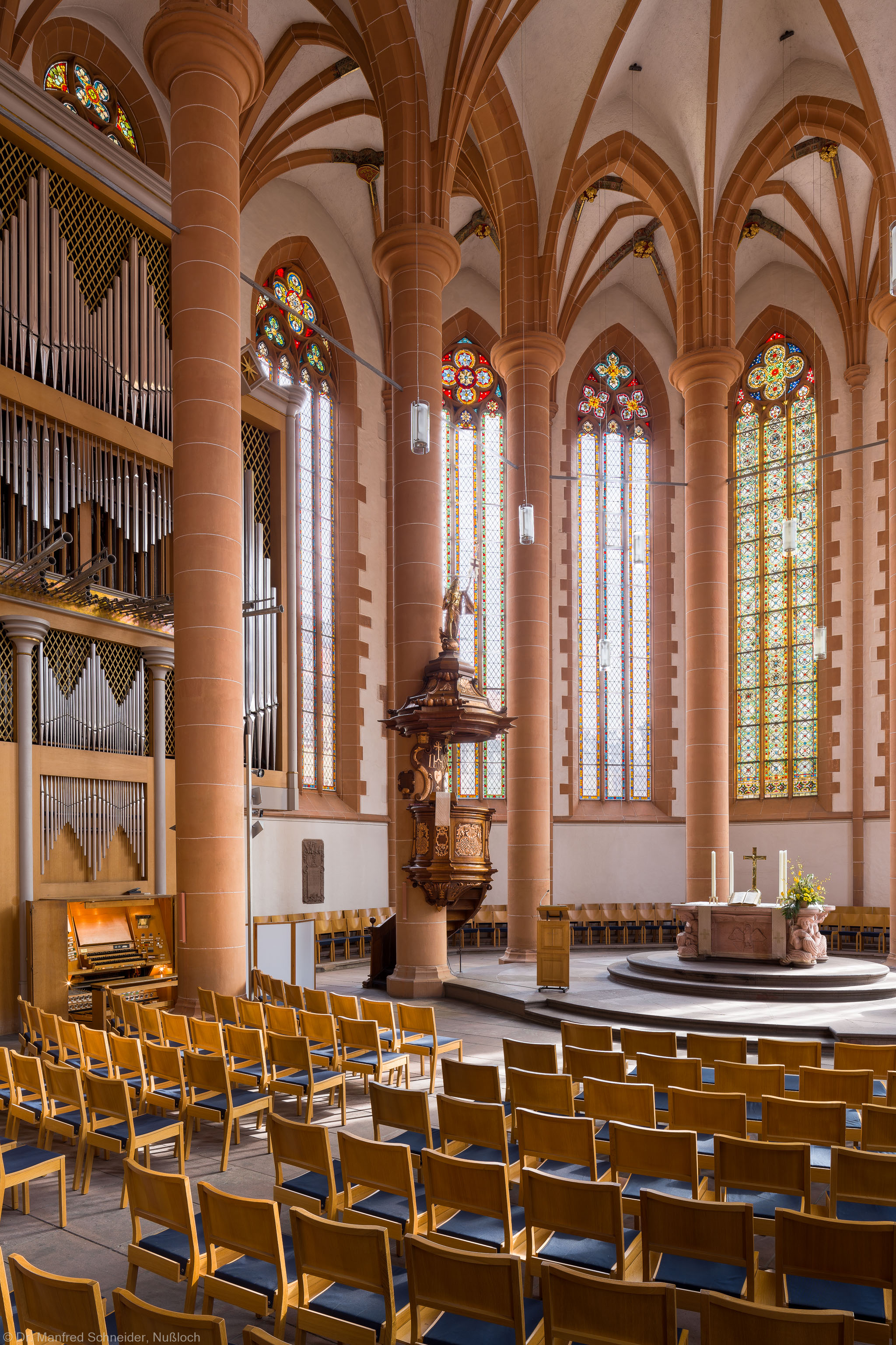 Heidelberg - Heiliggeistkirche - Chor - Blick in den Chor nach Nordosten mit Säulen, Gewölbe, Orgel, Kanzel und Altar (aufgenommen im April 2013, am Vormittag)