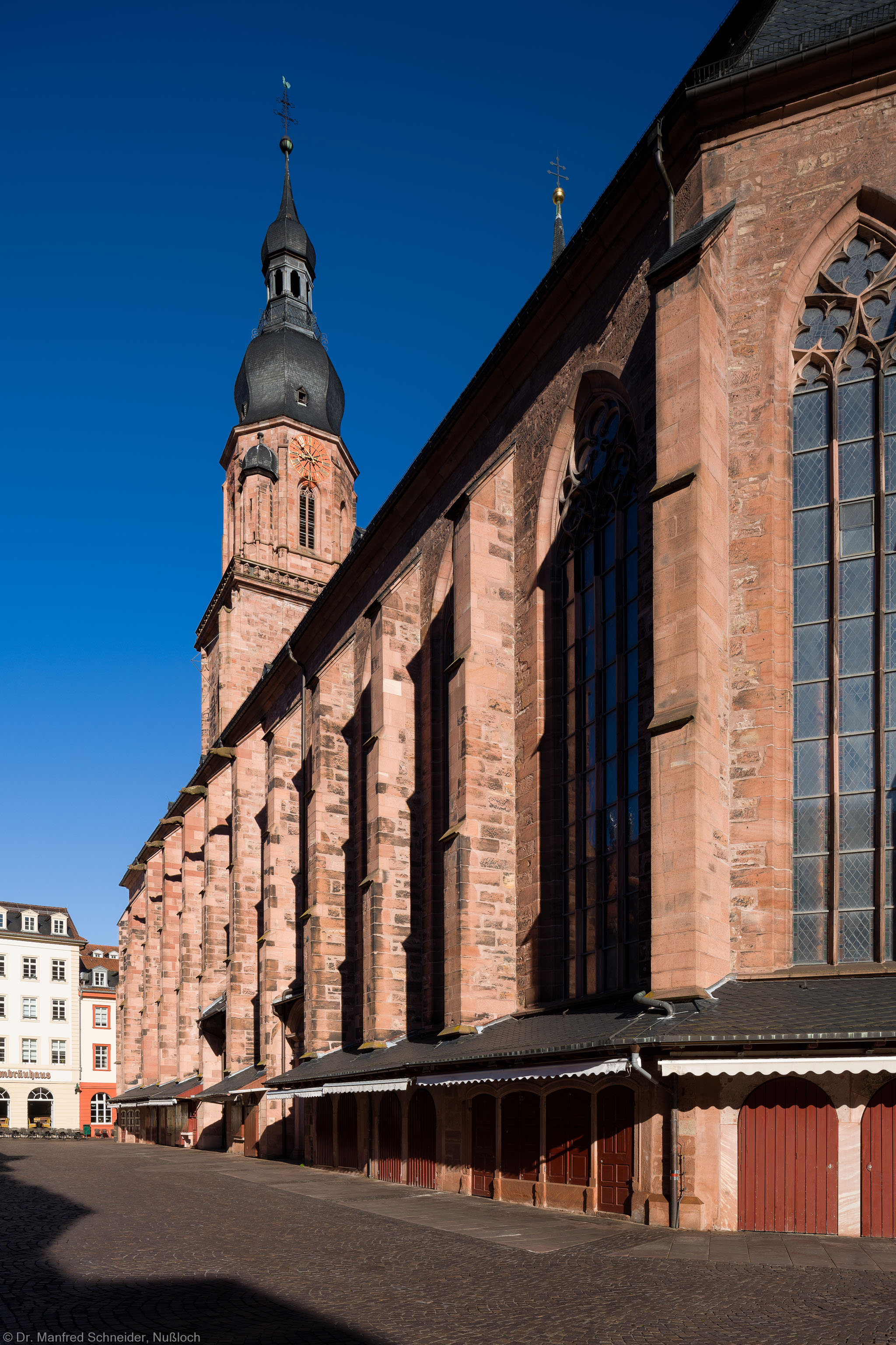 Heidelberg - Heiliggeistkirche - Südseite - Blick von Südosten auf die Südfassade und den Turm (aufgenommen im April 2013, am frühen Vormittag)