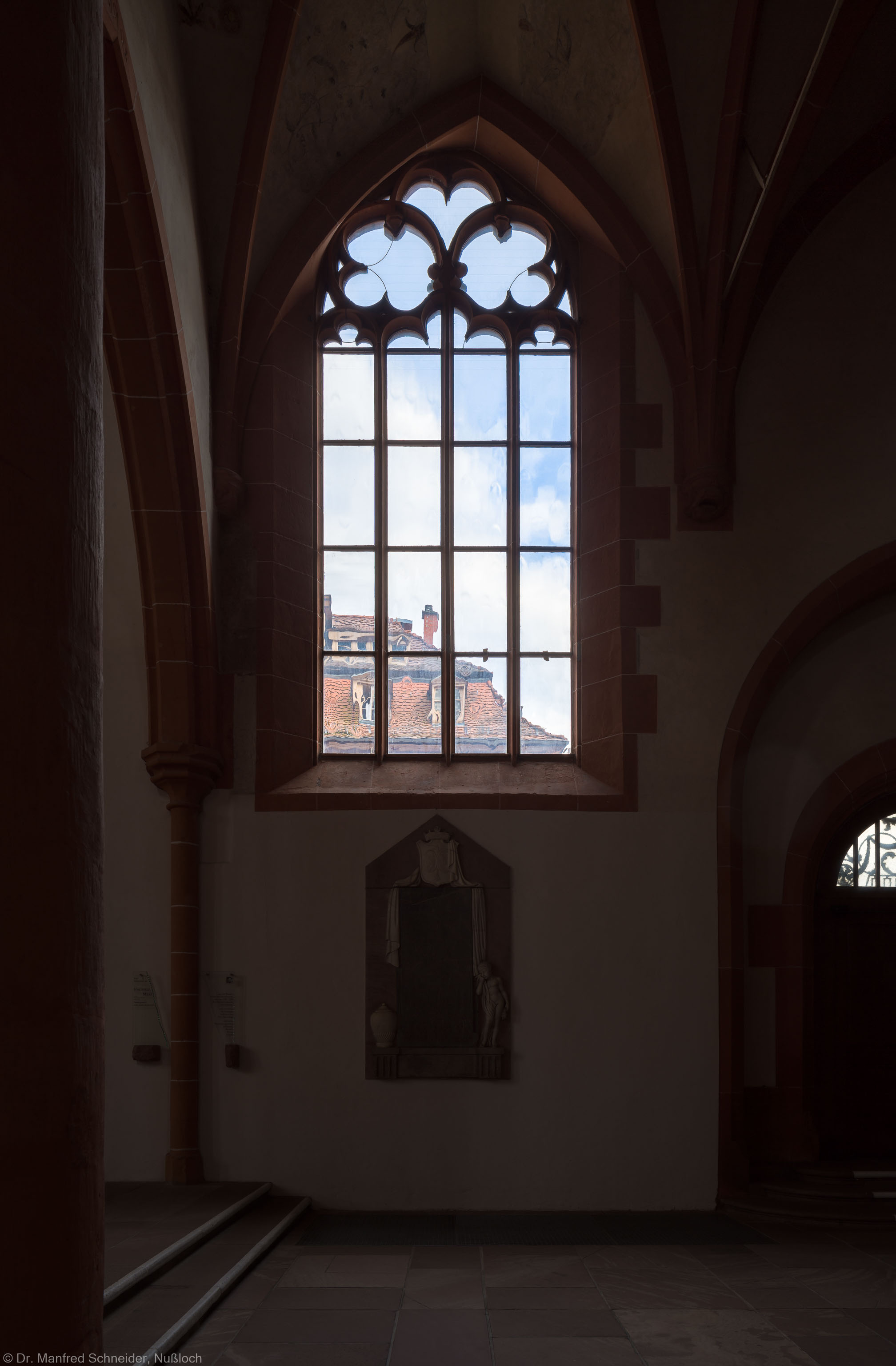 Heidelberg - Heiliggeistkirche - Südschiff - 6. Joch, von Westen aus gezählt - Blankes Fenster (aufgenommen im April 2013, am frühen Abend)