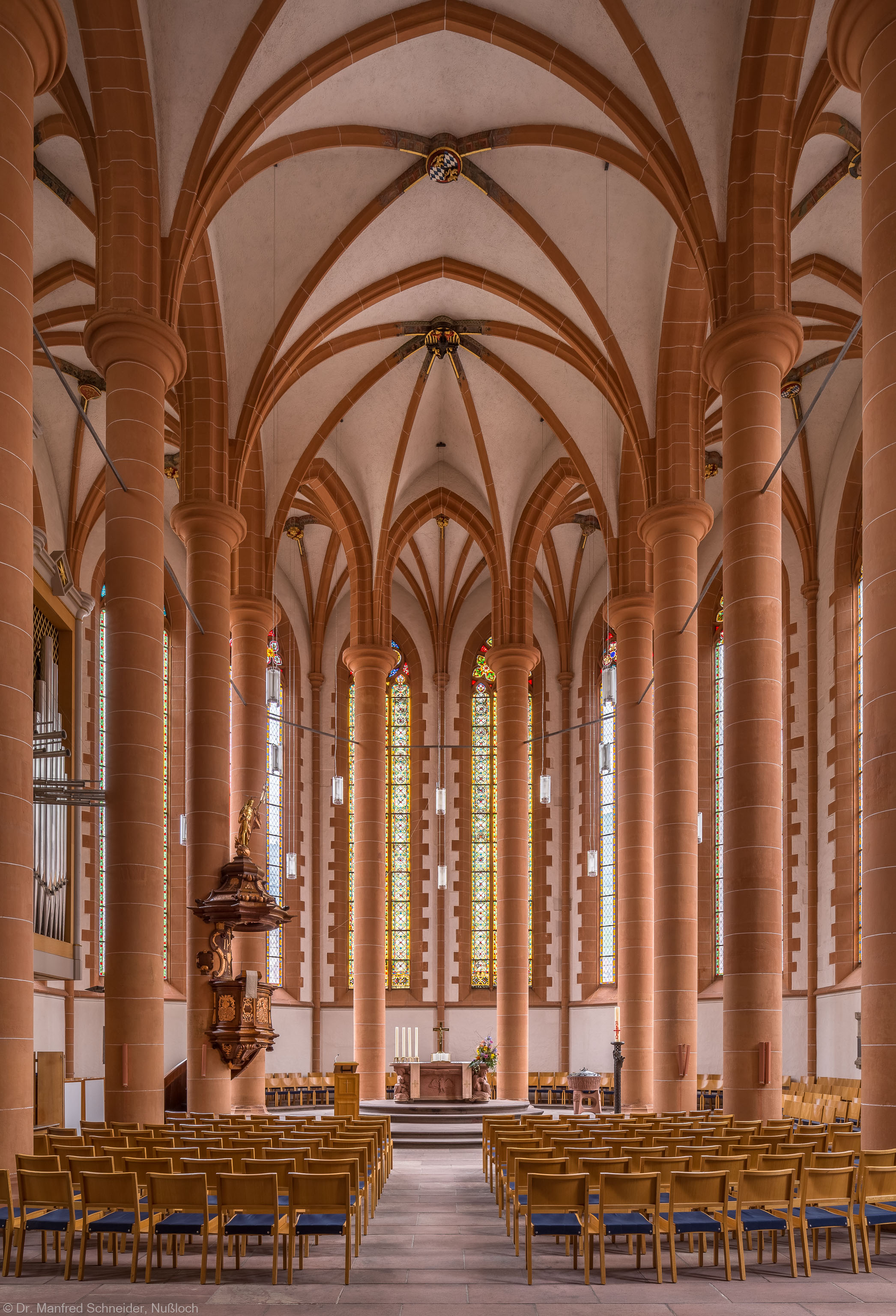 Heidelberg - Heiliggeistkirche - Chor - Blick in den Chor mit Säulen, Gewölbe, Kanzel und Altar (aufgenommen im April 2013, am Vormittag)