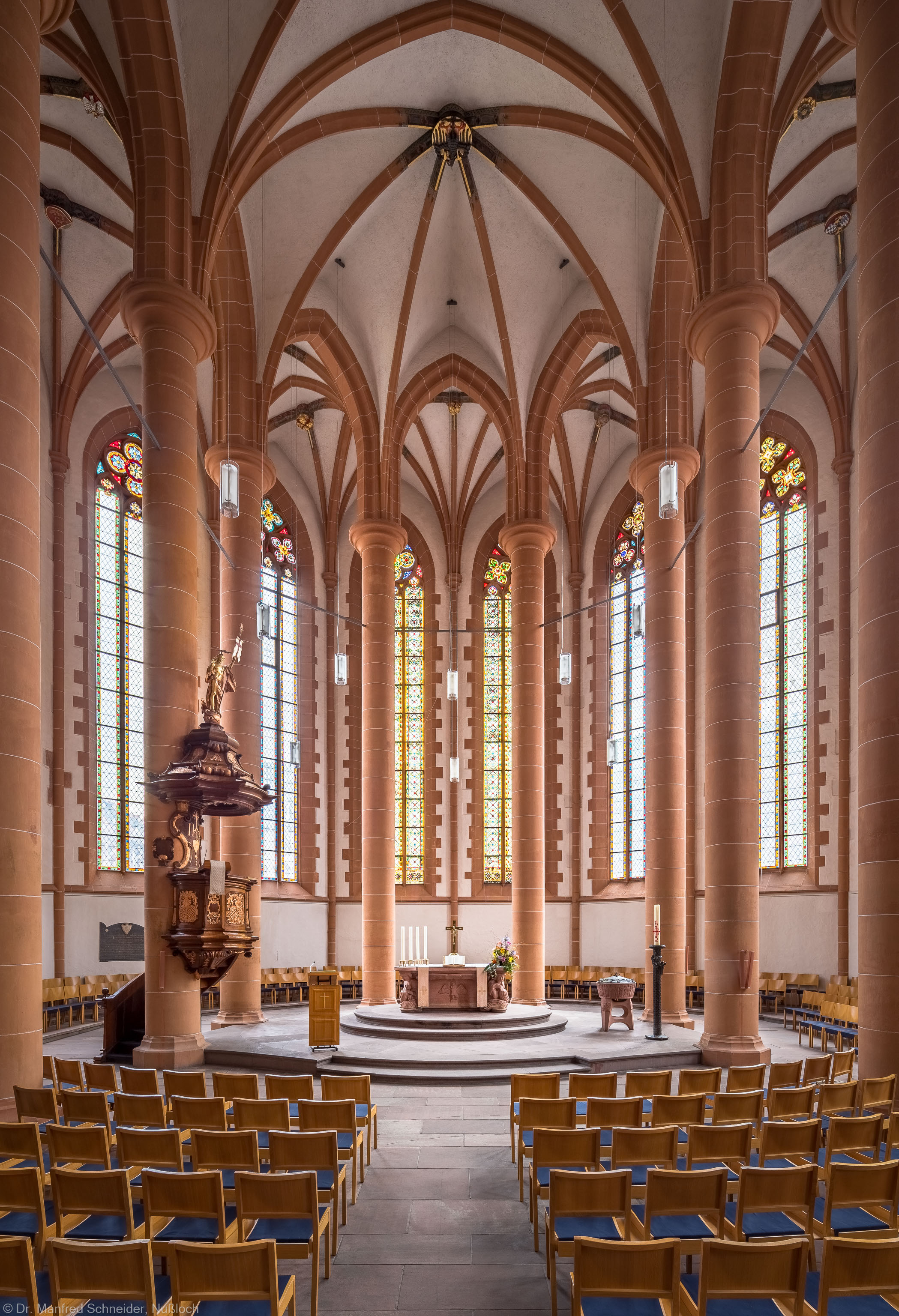 Heidelberg - Heiliggeistkirche - Chor - Blick in den Chor mit Säulen, Gewölbe, Kanzel und Altar (aufgenommen im April 2013, am späten Vormittag)