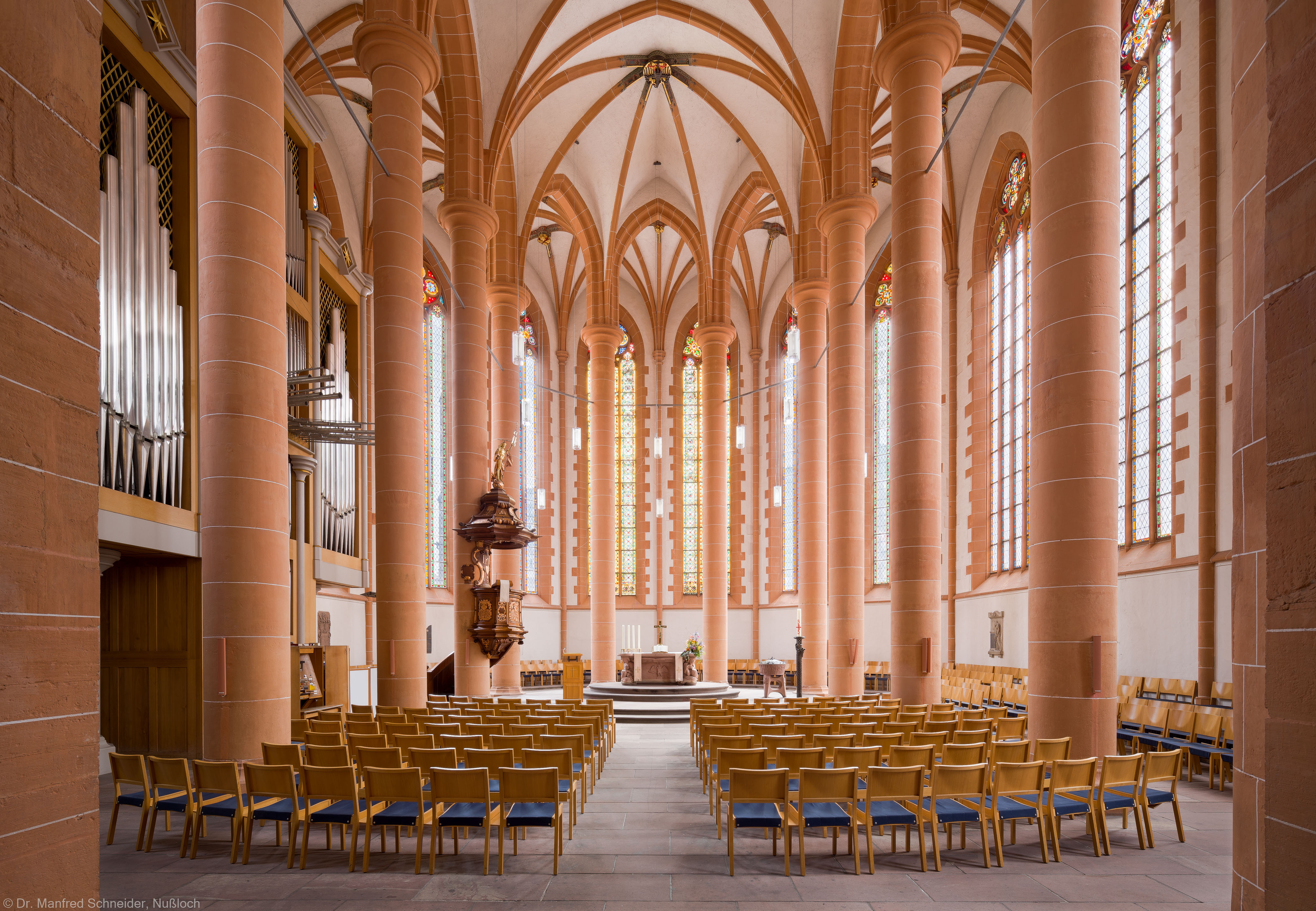 Heidelberg - Heiliggeistkirche - Chor - Blick in den Chor mit Säulen, Gewölbe, Orgel, Kanzel und Altar (aufgenommen im April 2013, am späten Vormittag)