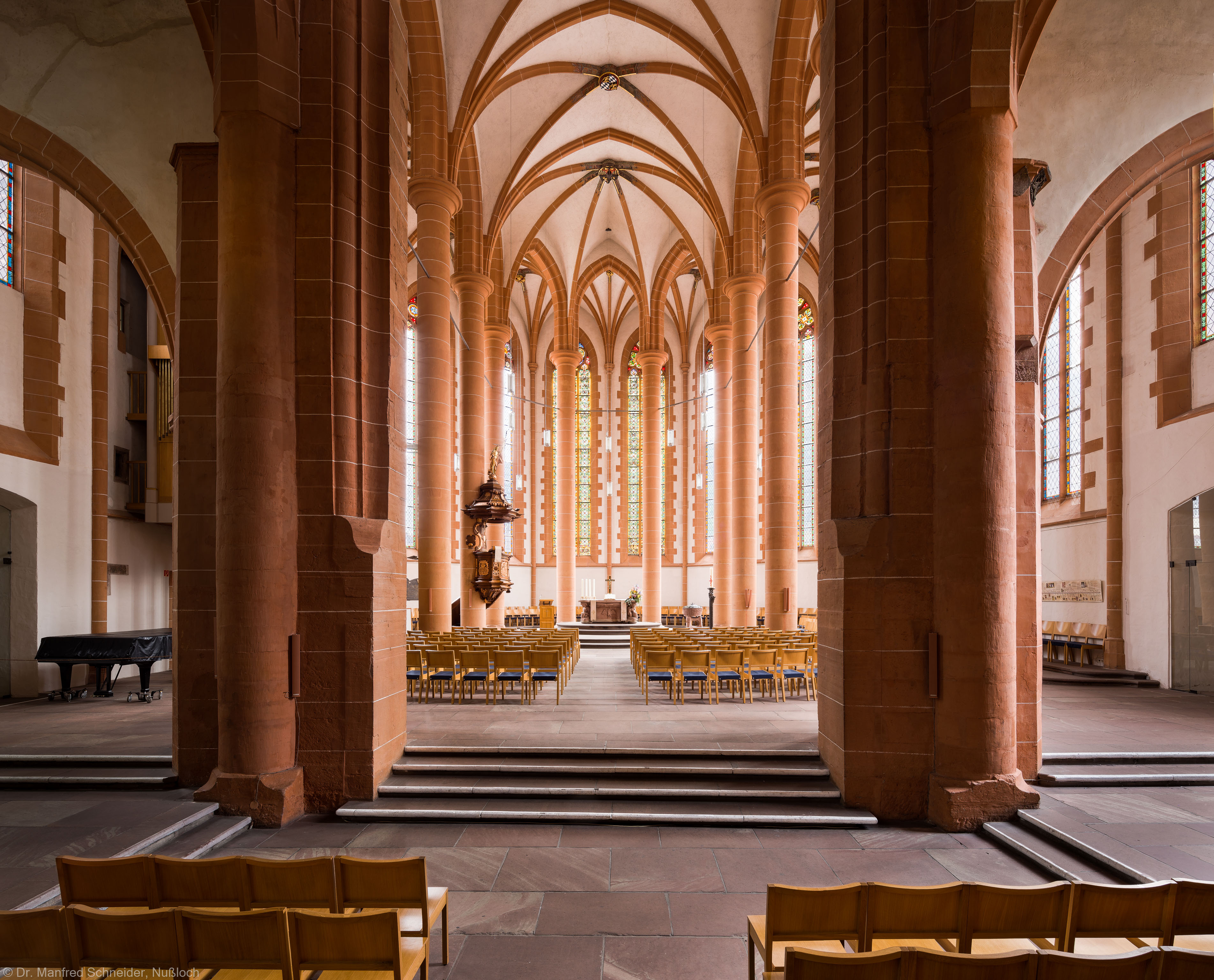 Heidelberg - Heiliggeistkirche - Triumphbogenpfeiler - Blick vom Mittelschiff auf den Triumphbogenpfeiler und in den Chor (aufgenommen im April 2013, am späten Vormittag)