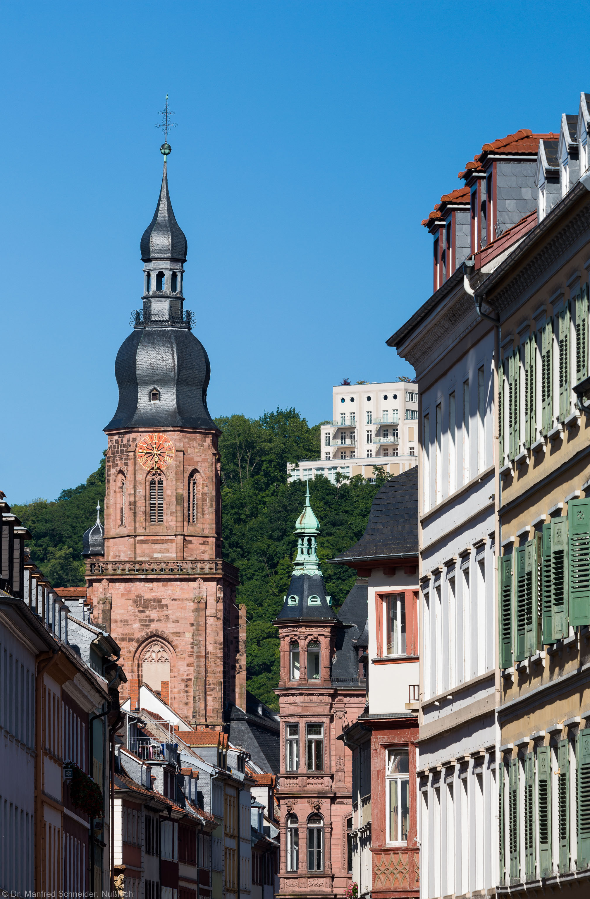 Heidelberg - Heiliggeistkirche - Aussen / West - Blick von der Hauptstraße auf den Turm (aufgenommen im Juni 2013, am späten Nachmittag)