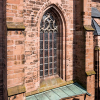 Heidelberg - Heiliggeistkirche - Westbau - Blick vom 3. Stock des Sozialamtes (im Haus Fischmarkt 2) auf den Westbau und das "Offenbarungsfenster" von Hans Gottfried von Stockhausen (aufgenommen im Juli 2013, am späten Nachmittag)