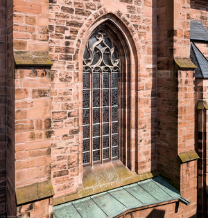 Heidelberg - Heiliggeistkirche - Westbau - Blick vom 3. Stock des Sozialamtes (im Haus Fischmarkt 2) auf den Westbau und das "Offenbarungsfenster" von Hans Gottfried von Stockhausen (aufgenommen im Juli 2013, am späten Nachmittag)