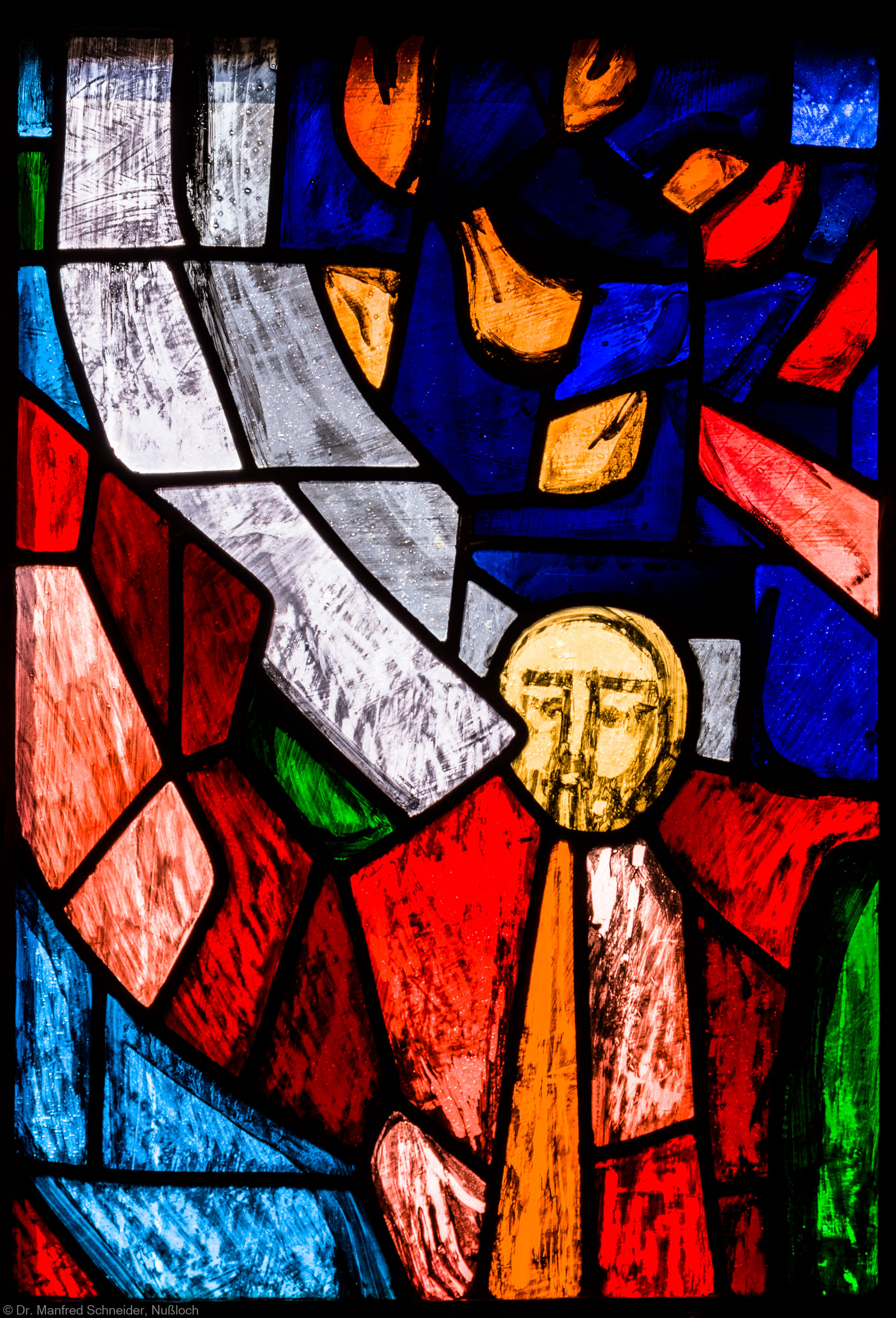 Heidelberg - Heiliggeistkirche - Westempore - Engel (untere Zeile, 2. Bahn) aus dem "Offenbarungsfenster" von Hans Gottfried von Stockhausen (aufgenommen im Juli 2013, am späten Nachmittag)