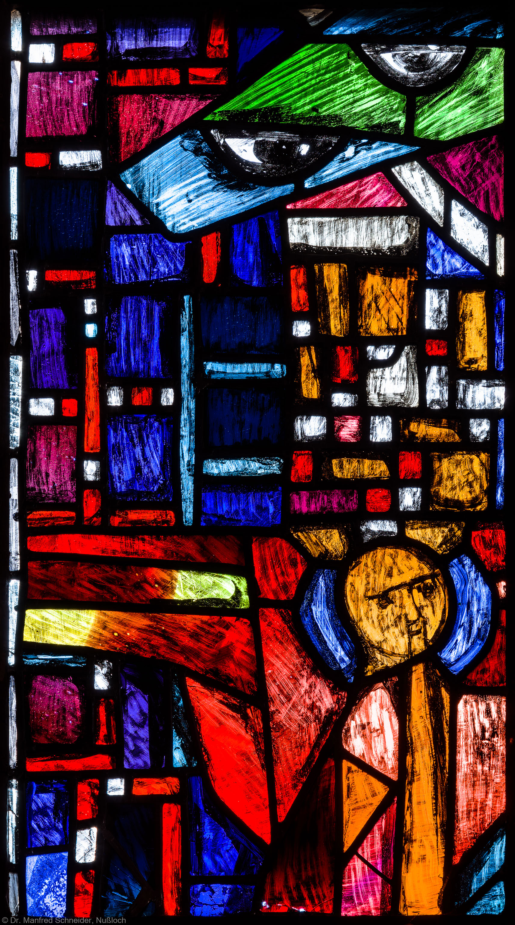 Heidelberg - Heiliggeistkirche - Westempore - Engel (obere Zeile, 1. Bahn) aus dem "Offenbarungsfenster" von Hans Gottfried von Stockhausen (aufgenommen im Juli 2013, am späten Nachmittag)