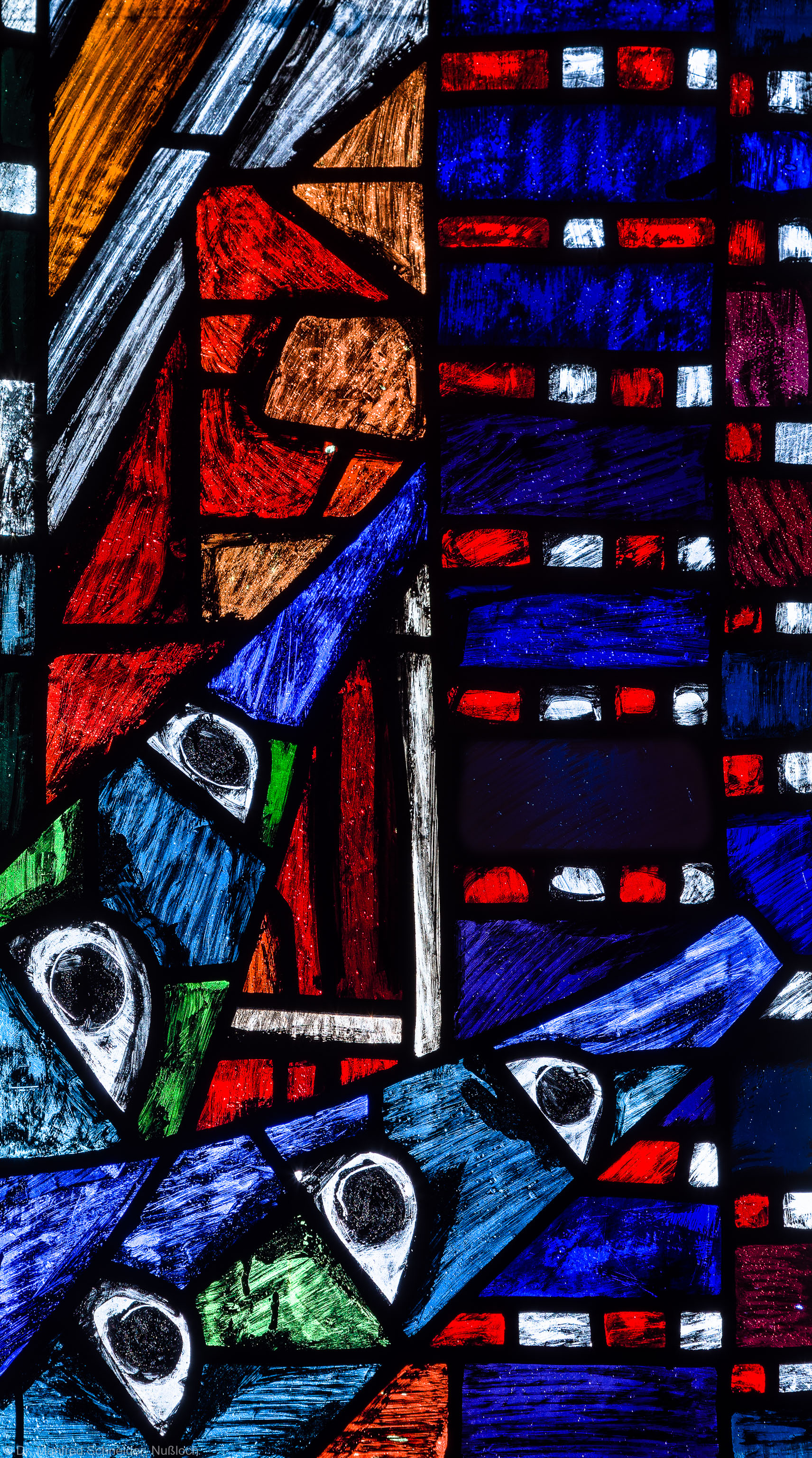 Heidelberg - Heiliggeistkirche - Westempore - Feld (1. Zeile, 4. Spalte) des "Offenbarungsfensters" von Hans Gottfried von Stockhausen (aufgenommen im Juli 2013, am späten Nachmittag)