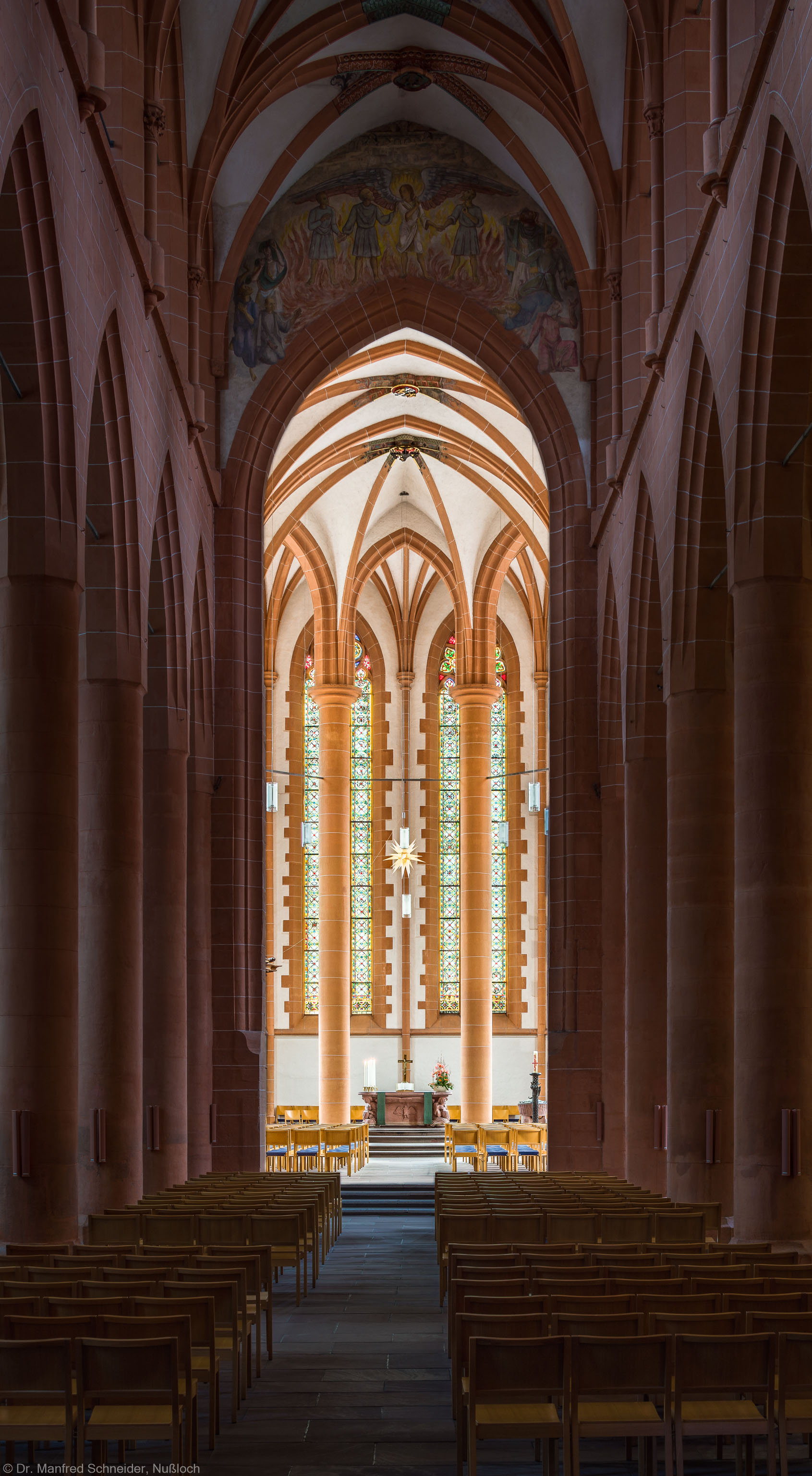 Heidelberg - Heiliggeistkirche - Mittelschiff - Blick durch das Mittelschiff auf den Chor (aufgenommen im Januar 2014, um die Mittagszeit)