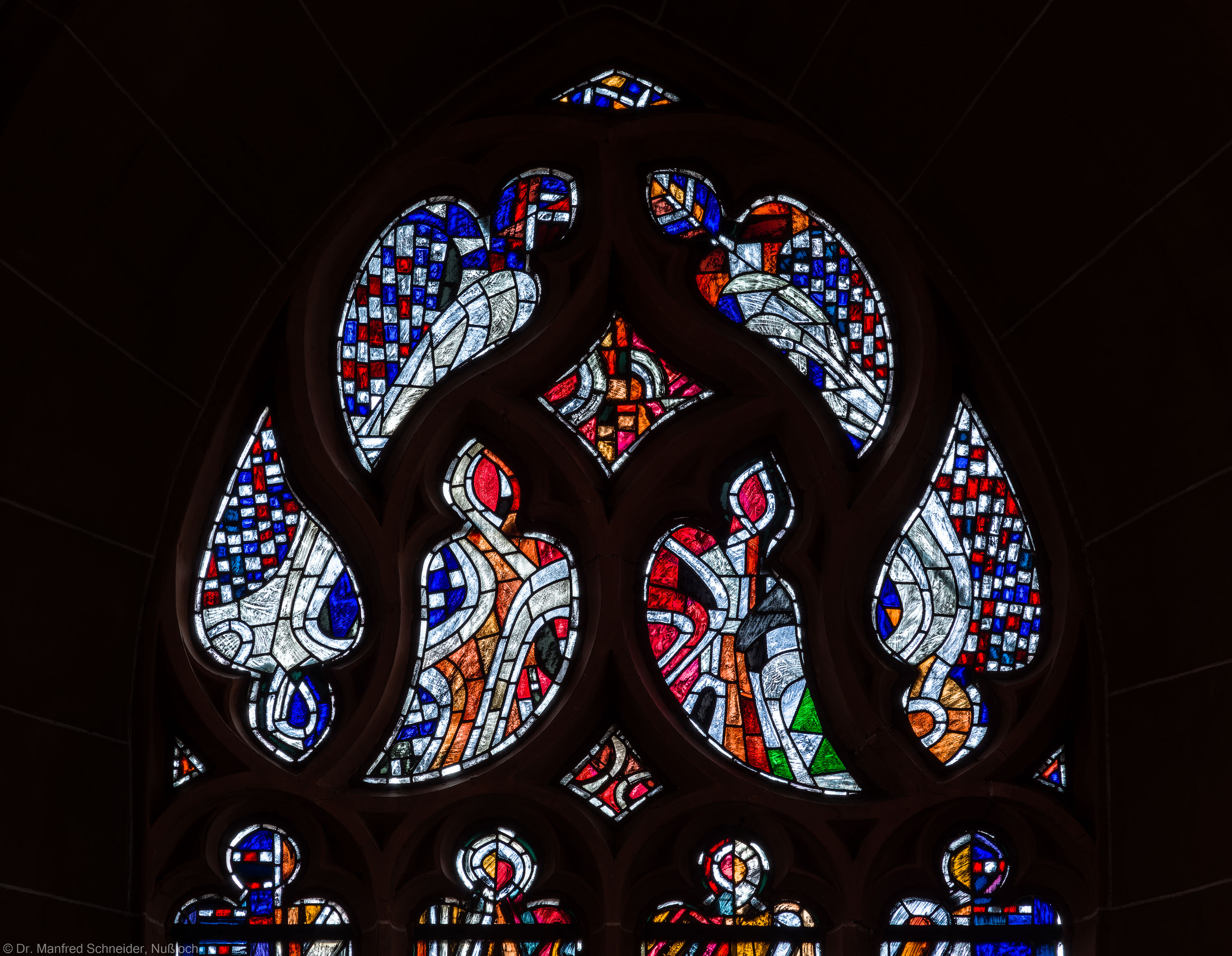 Heidelberg - Heiliggeistkirche - Westempore - Maßwerk des "Offenbarungsfensters" von Hans Gottfried von Stockhausen (aufgenommen im Mai 2014, um die Mittagszeit)