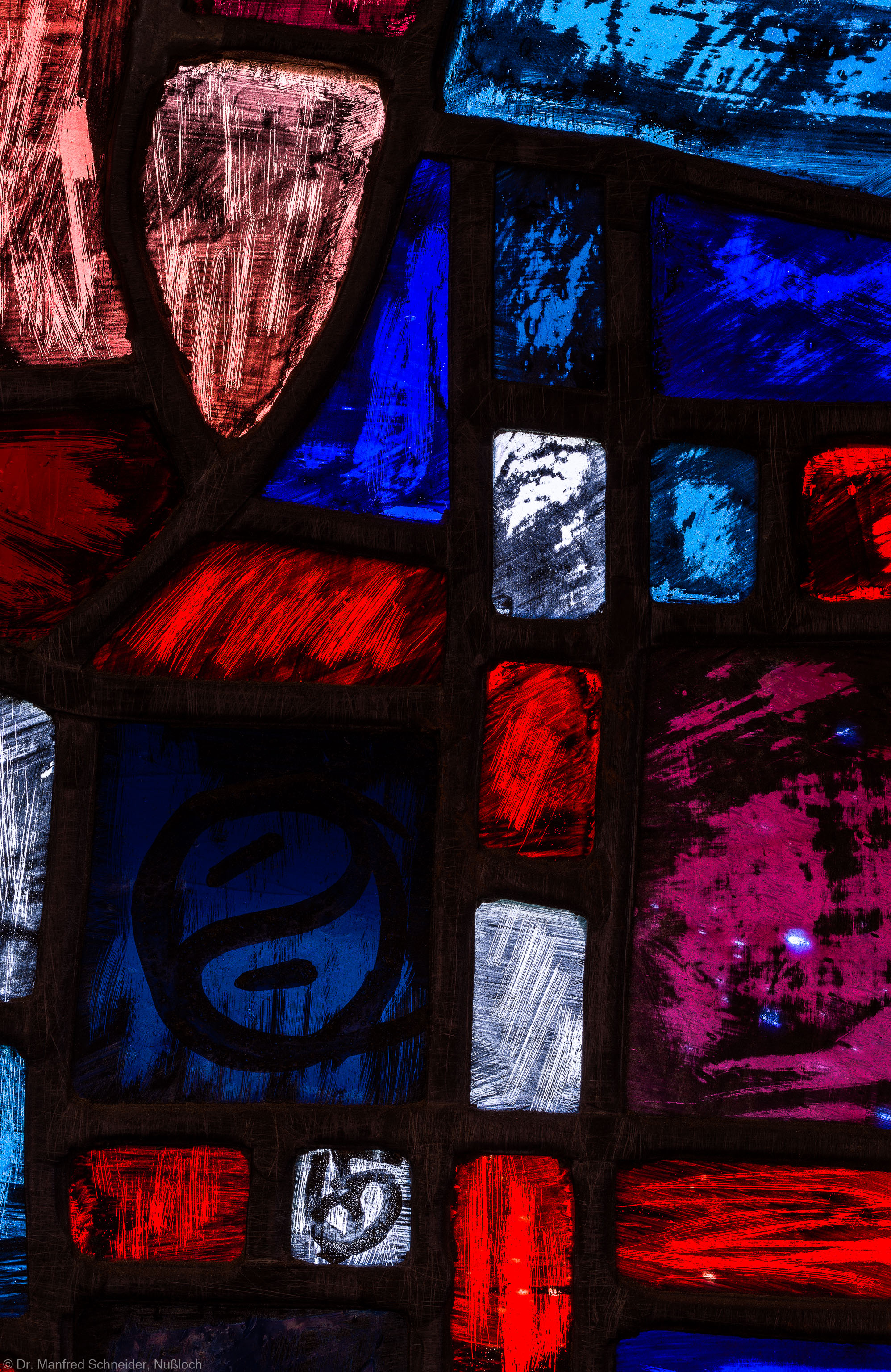 Heidelberg - Heiliggeistkirche - Westempore - Ausschnitt aus einem Feld (unterste Zeile, 2. Bahn) des "Offenbarungsfensters" von Hans Gottfried von Stockhausen (aufgenommen im Mai 2014, am Nachmittag)