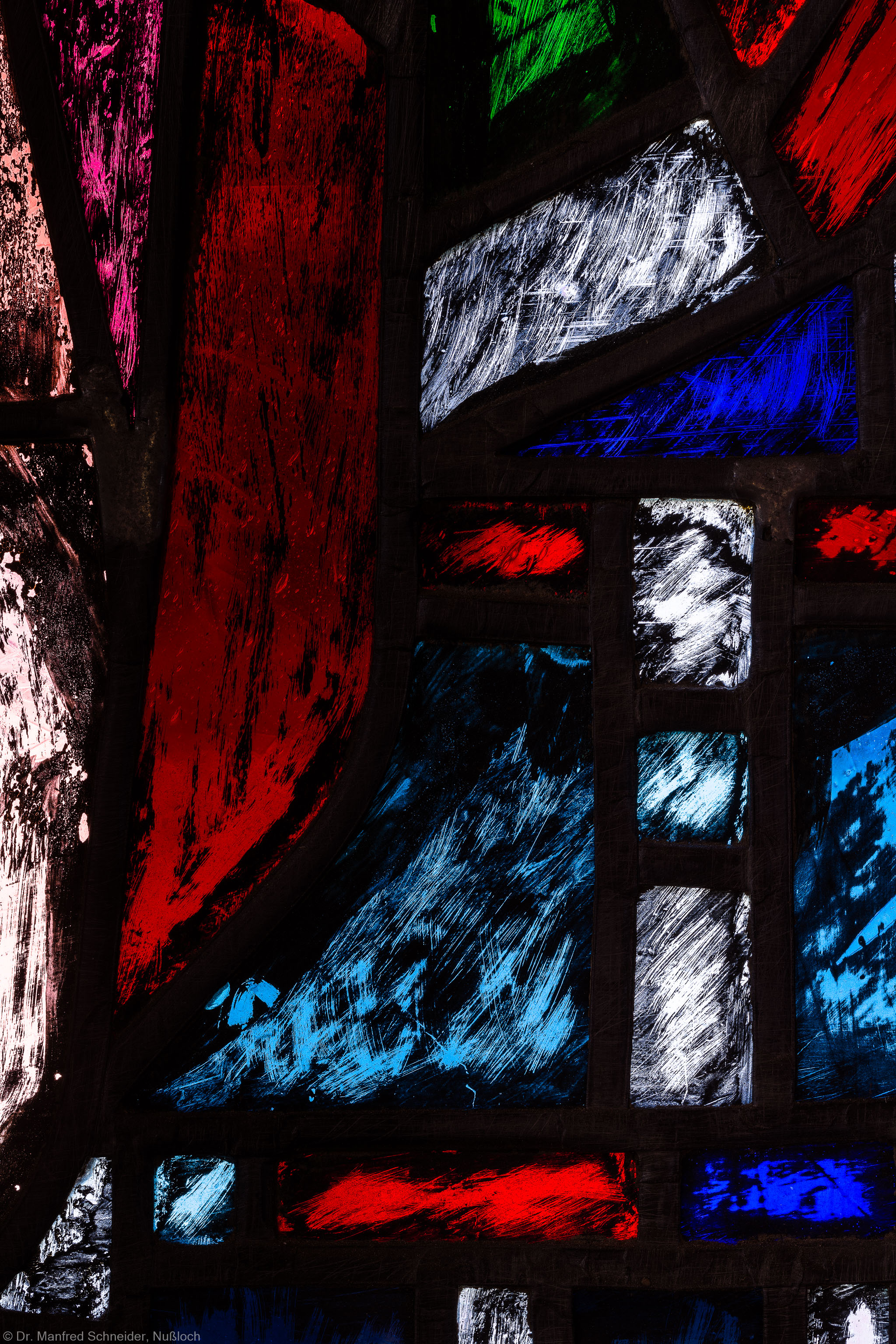 Heidelberg - Heiliggeistkirche - Westempore - Ausschnitt aus einem Feld (unterste Zeile, 3. Bahn) des "Offenbarungsfensters" von Hans Gottfried von Stockhausen (aufgenommen im Mai 2014, am Nachmittag)
