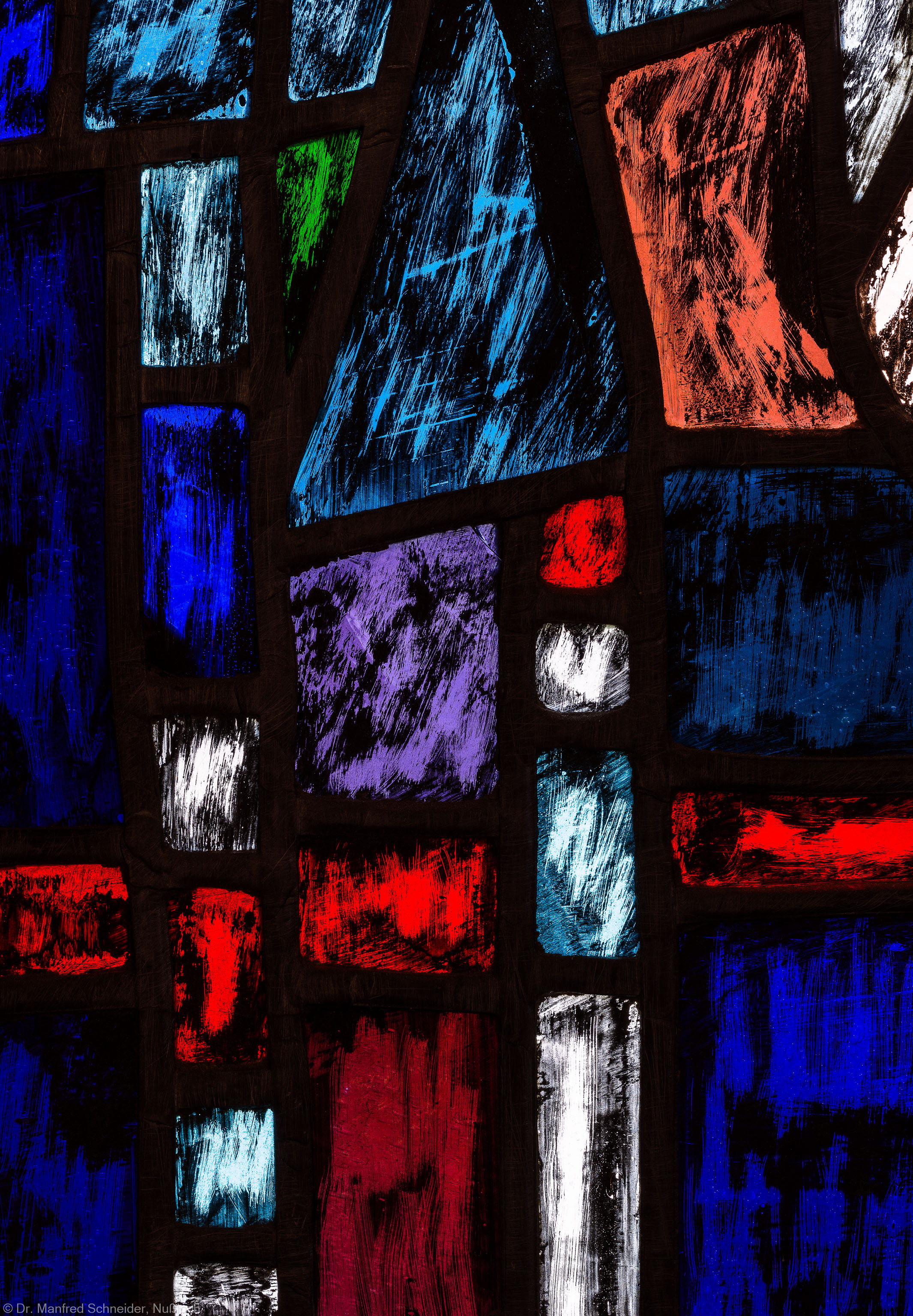 Heidelberg - Heiliggeistkirche - Westempore - Ausschnitt aus einem Feld (unterste Zeile, 3. Bahn) des "Offenbarungsfensters" von Hans Gottfried von Stockhausen (aufgenommen im Mai 2014, am Nachmittag)