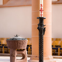 Heidelberg - Heiliggeistkirche - Altarbereich - Osterleuchter von Emil Jo Homolka und Taufbecken von Edzard Hobbing (aufgenommen im August 2014, am Nachmittag)