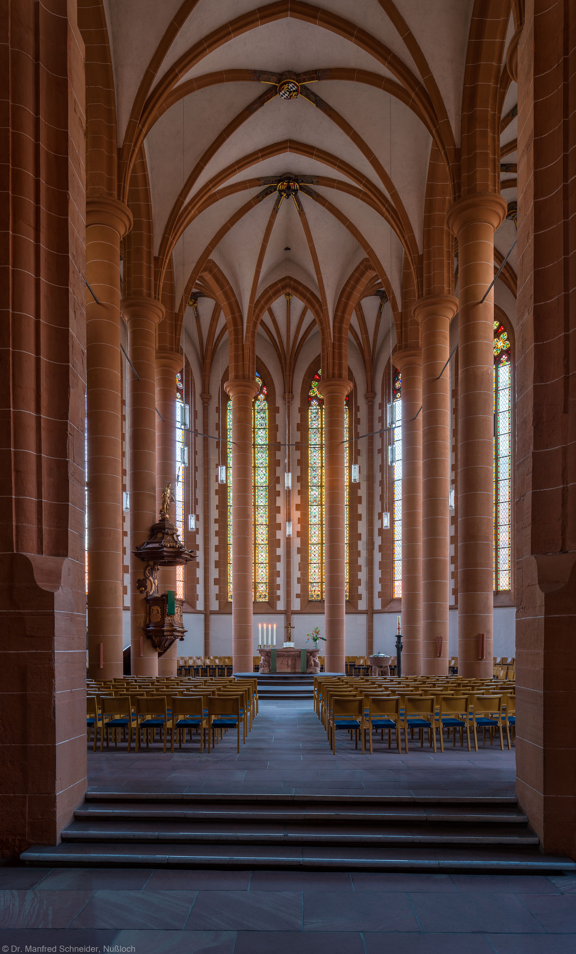Heidelberg - Heiliggeistkirche - Chor - Blick in den Chor mit Triumphbogenpfeiler, Säulen, Gewölbe, Kanzel und Altar (aufgenommen im September 2014, am frühen Abend)