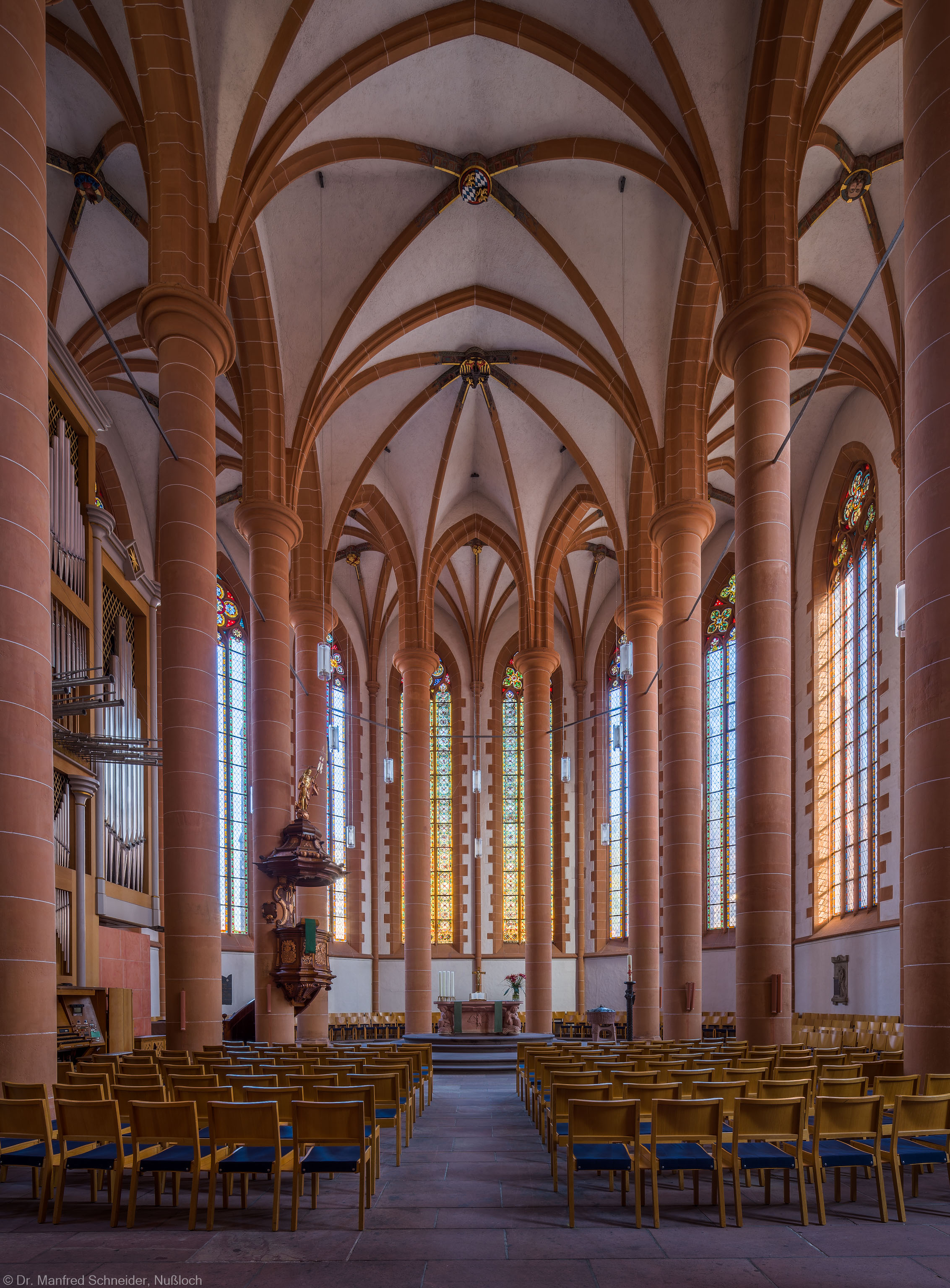 Heidelberg - Heiliggeistkirche - Chor - Blick in den Chor mit Säulen, Gewölbe, Orgel, Kanzel und Altar (aufgenommen im September 2014, am späten Nachmittag)