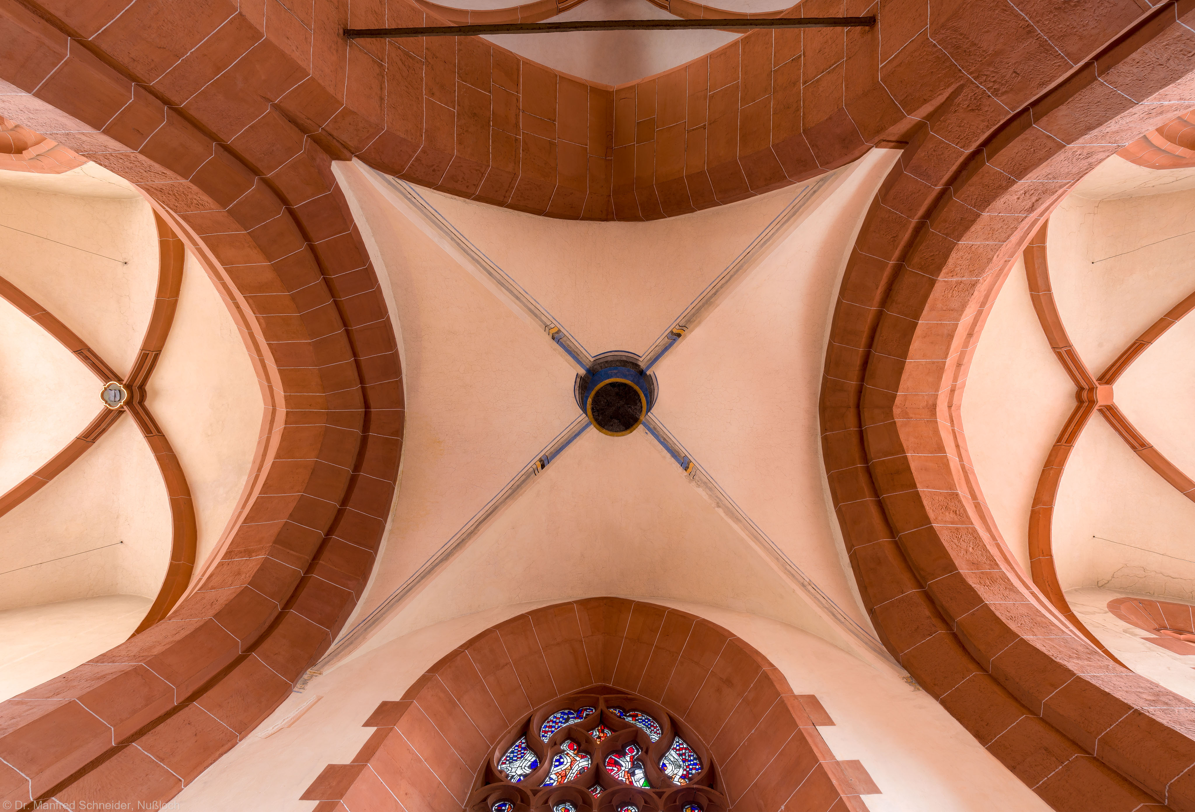 Heidelberg - Heiliggeistkirche - Turm - Mittlere Zwischen-/Orgelmpore - Gewölbe mit gemaltem Schlußstein (aufgenommen im Mai 2015, am Nachmittag)