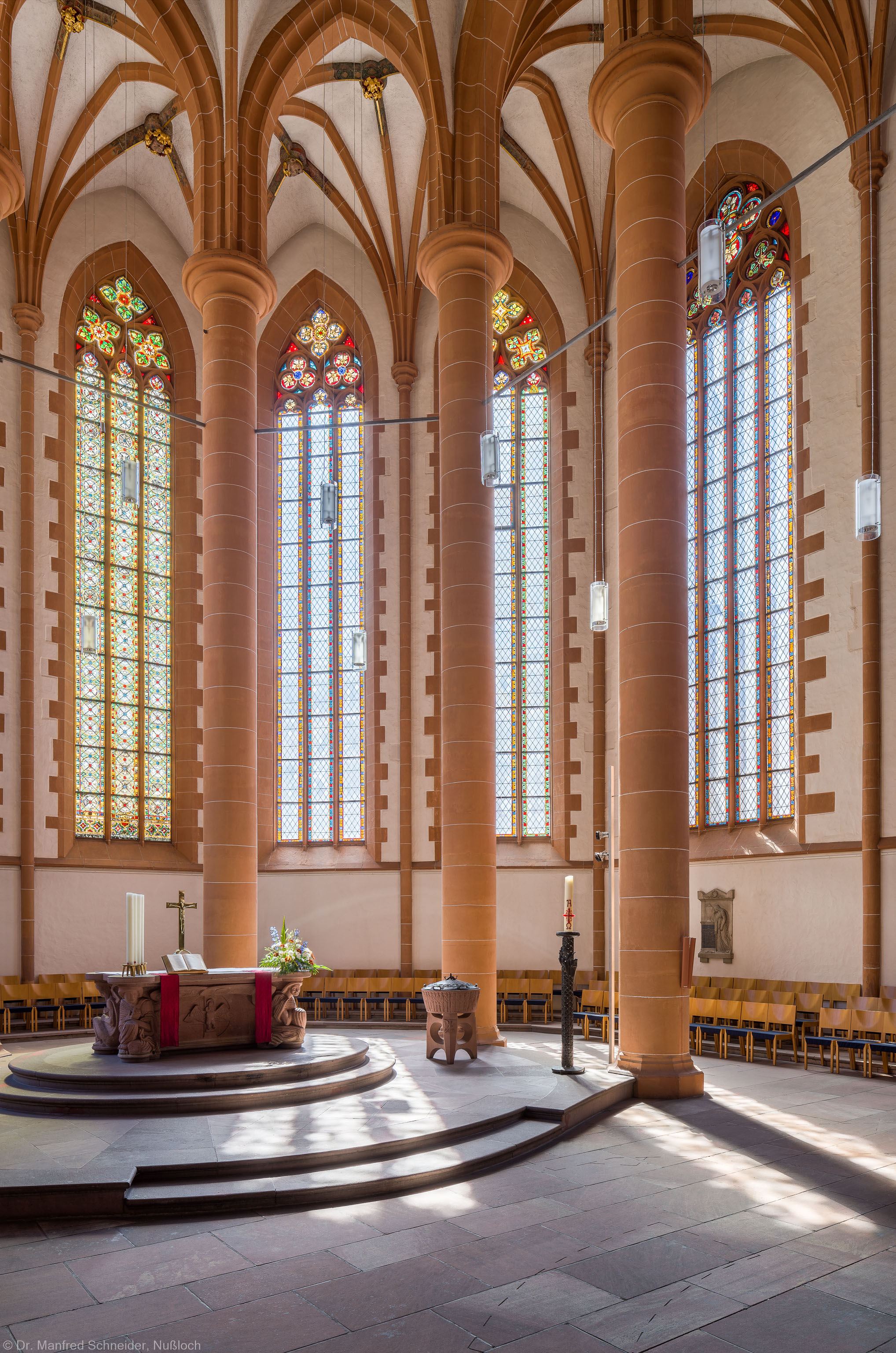 Heidelberg - Heiliggeistkirche - Chor - Blick in den Chor nach Südosten mit Säulen, Gewölbe und Altar (aufgenommen im Mai 2015, am späten Vormittag)