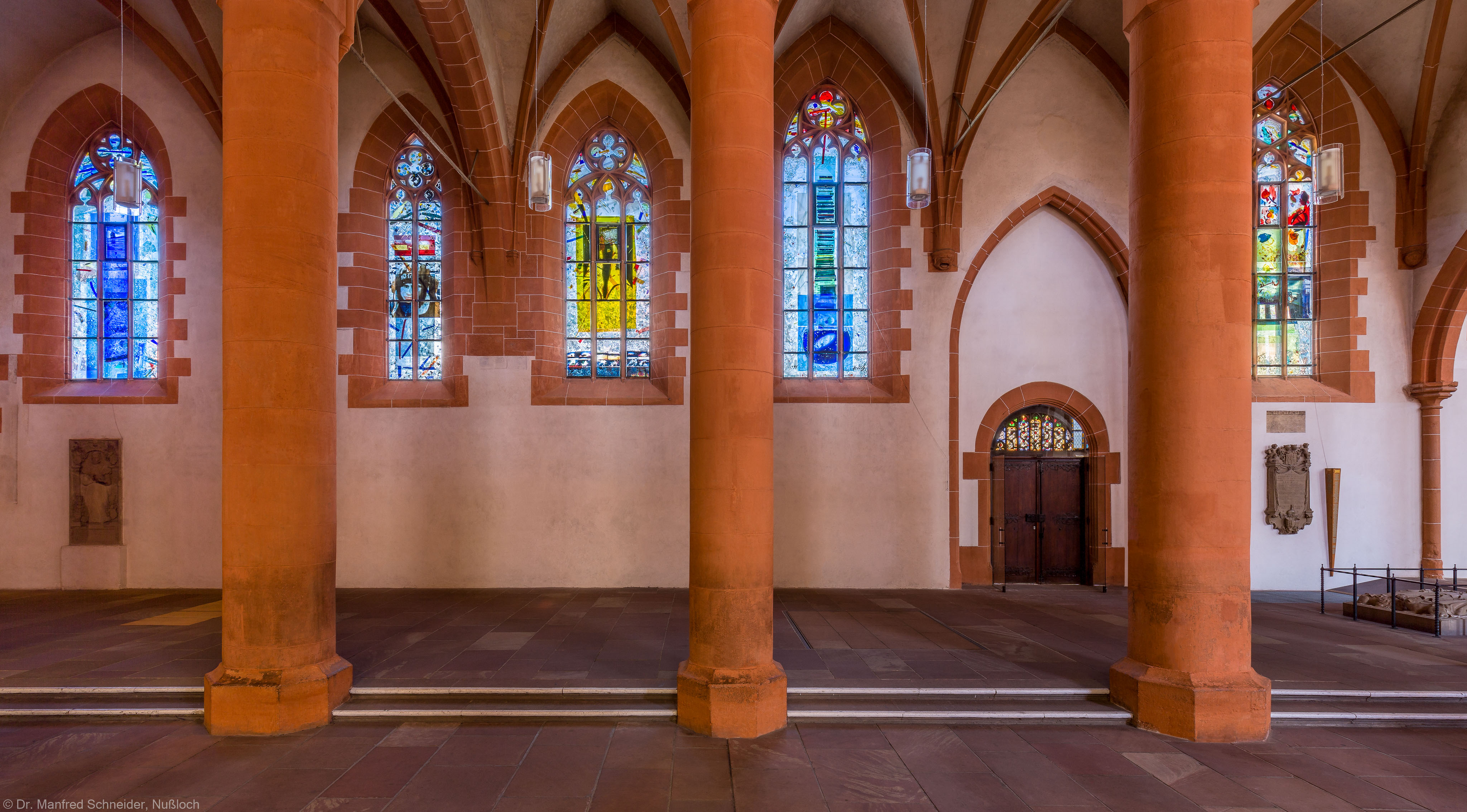 Heidelberg - Heiliggeistkirche - Nordschiff - Blick vom Mittelschiff auf das Nordschiff und die Fenster von Hella De Santarossa (aufgenommen im Mai 2015, am frühen Nachmittag)