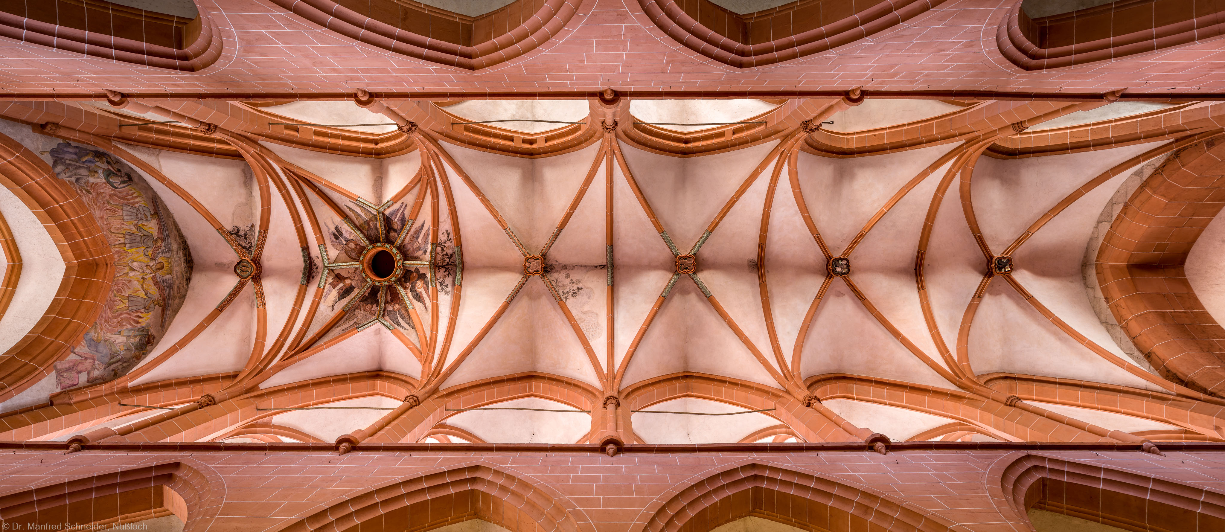 Heidelberg - Heiliggeistkirche - Mittelschiff - Gesamtansicht des Gewölbes, vom Zentrum des Mittelschiffs aus gesehen (aufgenommen im Mai 2015, am Nachmittag)