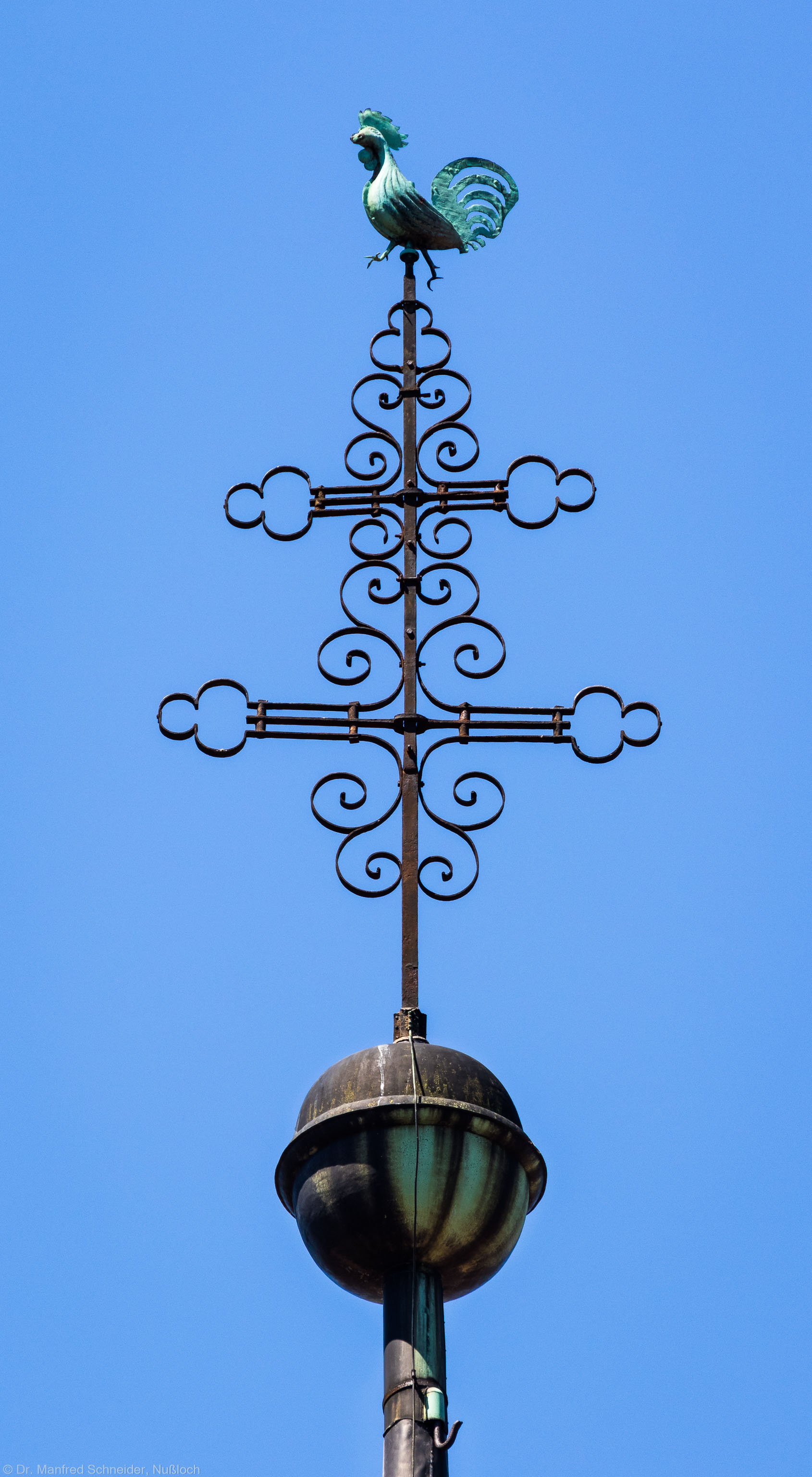 Heidelberg - Heiliggeistkirche - Turm - Blick von Osten auf das Turmkreuz und den Hahn (aufgenommen im Juni 2015, um die Mittagszeit)