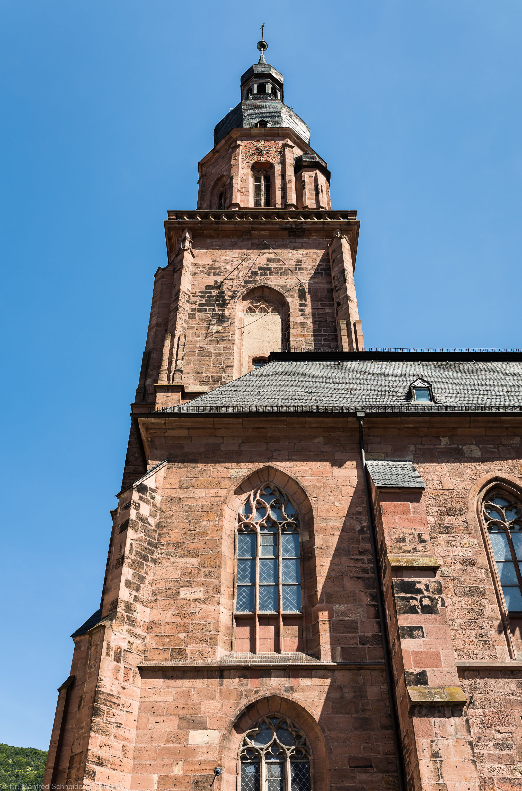 Heidelberg - Heiliggeistkirche - Südseite - Blick nach oben auf den Westbau und den Turm (aufgenommen im Juni 2015, am späten Vormittag)