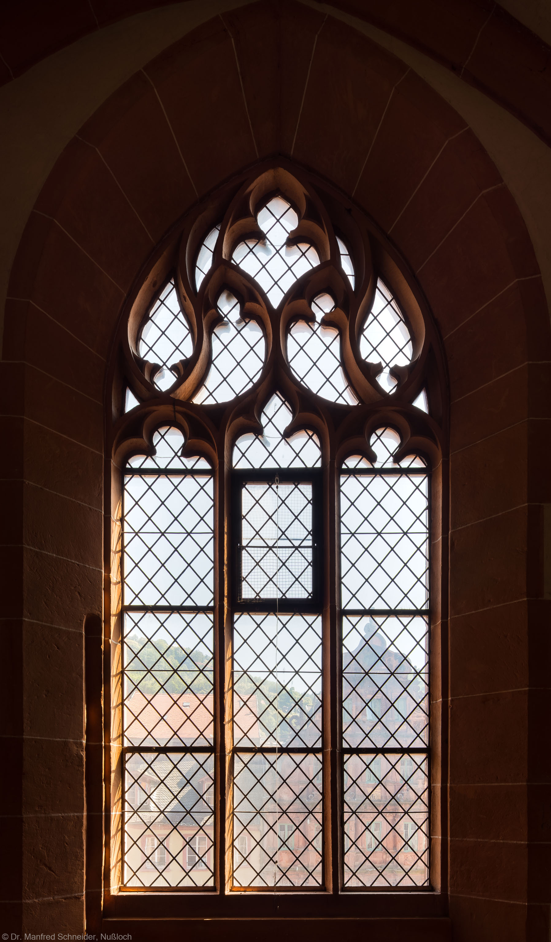 Heidelberg - Heiliggeistkirche - Westbau - Emporenebene - Südwestseite - Fenster nach Süden hin (aufgenommen im Juni 2015, am späten Nachmittag)