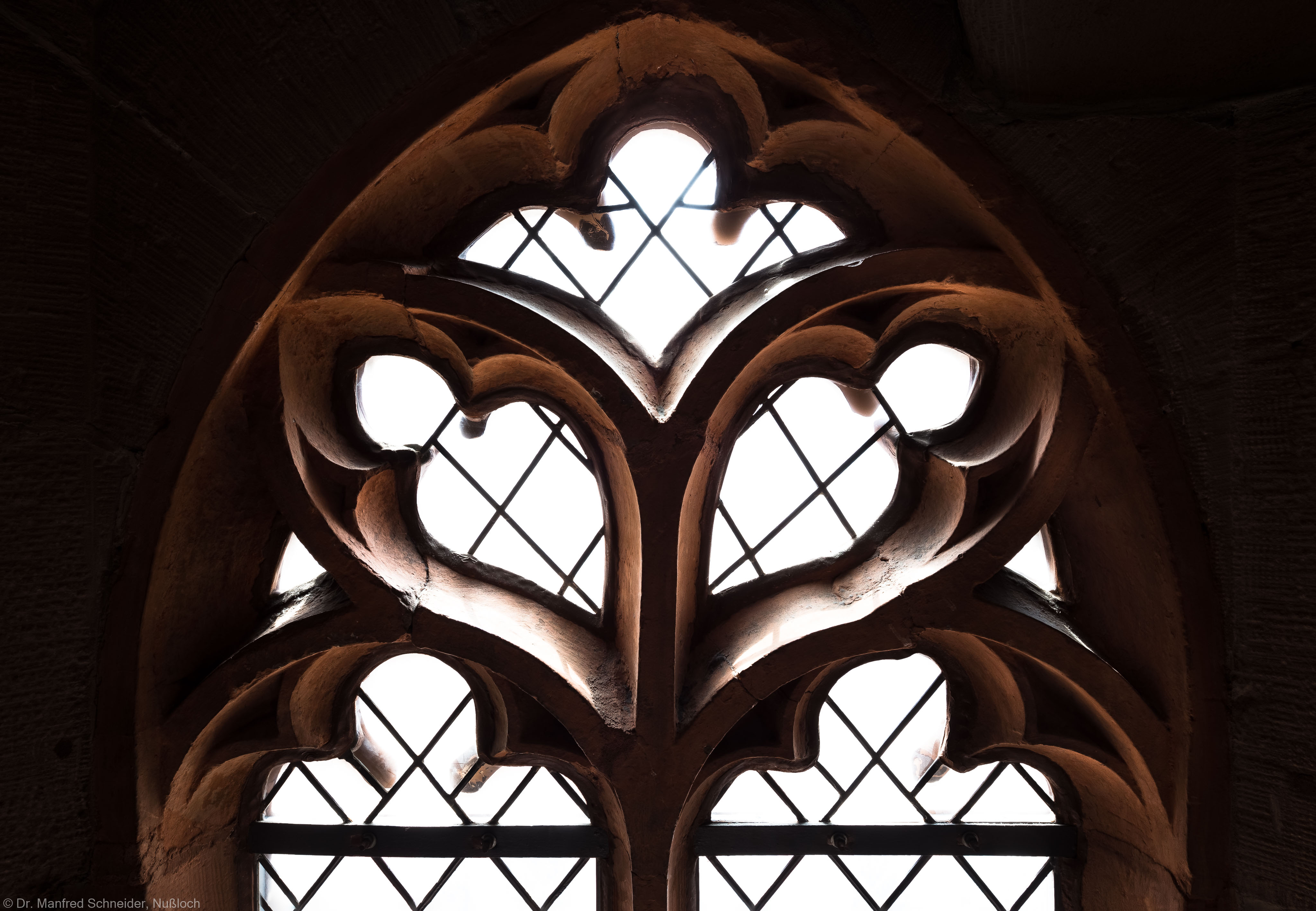 Heidelberg - Heiliggeistkirche - Westbau - Mittlere Zwischen-/Orgelmpore - Nordwestseite - Maßwerk des Fensters nach Westen (aufgenommen im Juni 2015, am späten Nachmittag)
