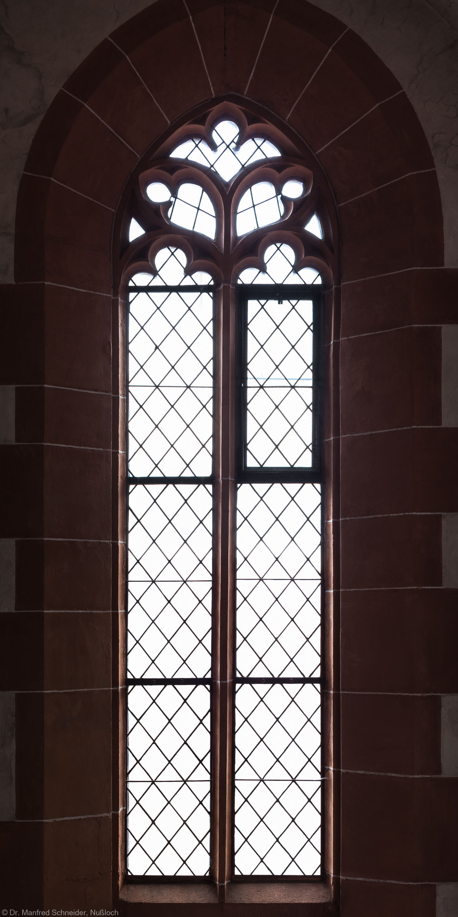 Heidelberg - Heiliggeistkirche - Westbau - Emporenebene - Nordwestseite - Fenster nach Westen hin (aufgenommen im Juni 2015, am späten Nachmittag)