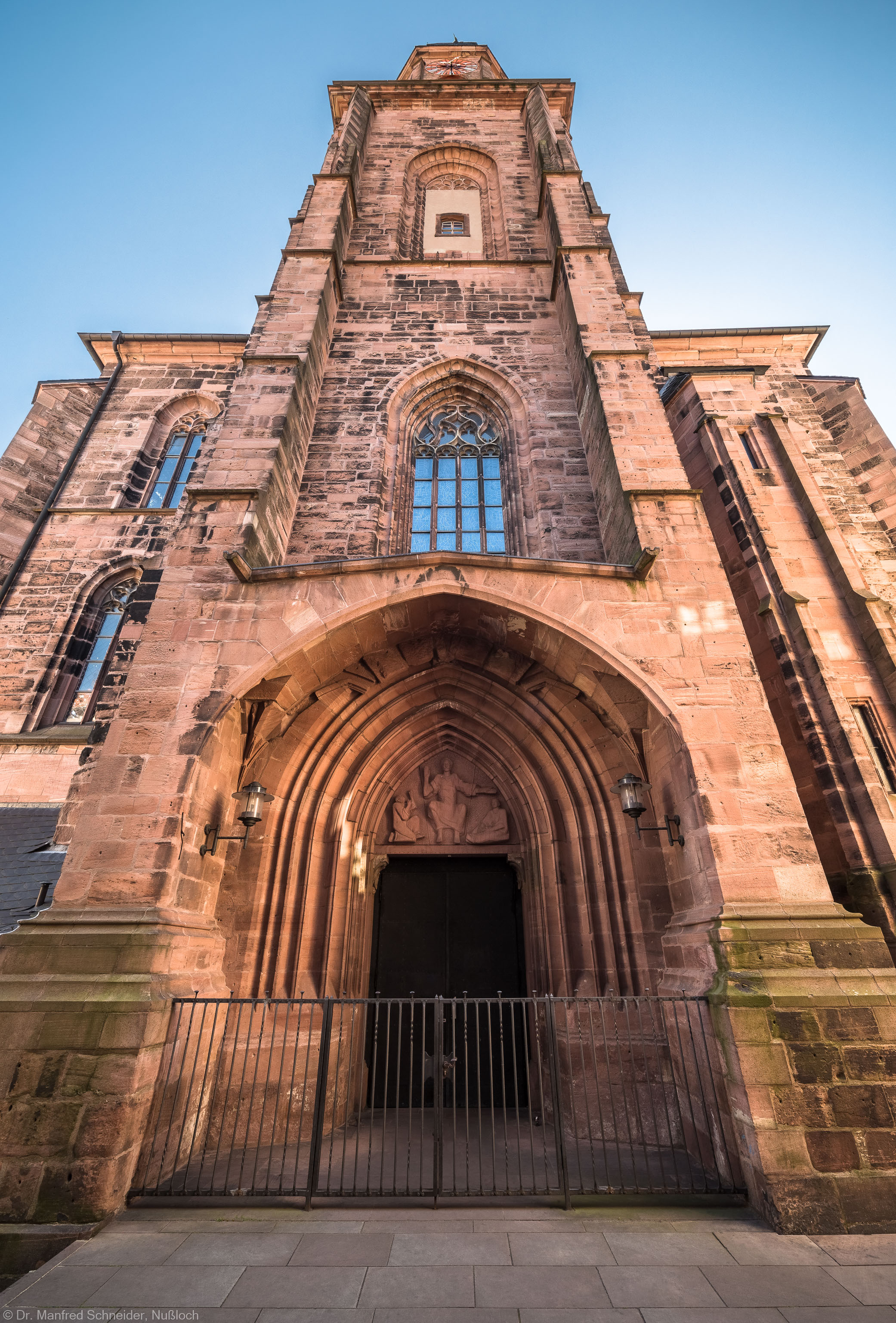 Heidelberg - Heiliggeistkirche - Aussen / West - Blick nach oben auf das Westwerk, das Hauptportal und den Turm (aufgenommen im Juli 2015, am späten Vormittag)