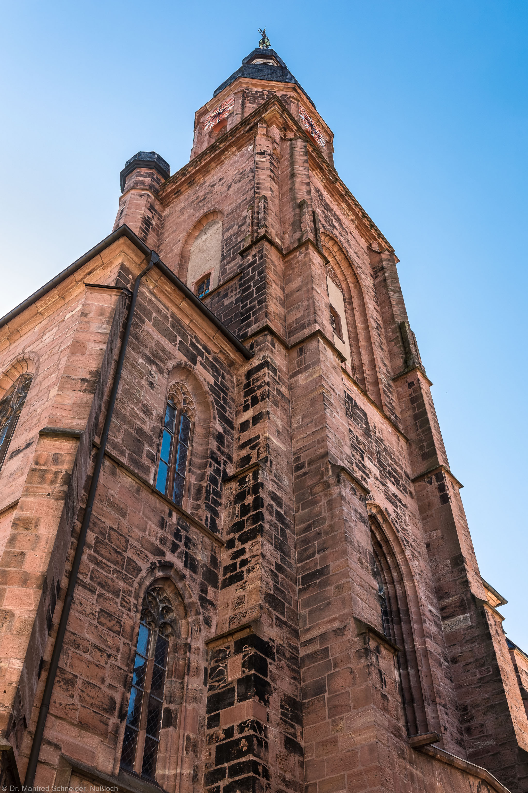 Heidelberg - Heiliggeistkirche - Aussen / Nordwest - Blick nach oben auf den nördlichen Westbau und den Turm  (aufgenommen im Juli 2015, am späten Vormittag)