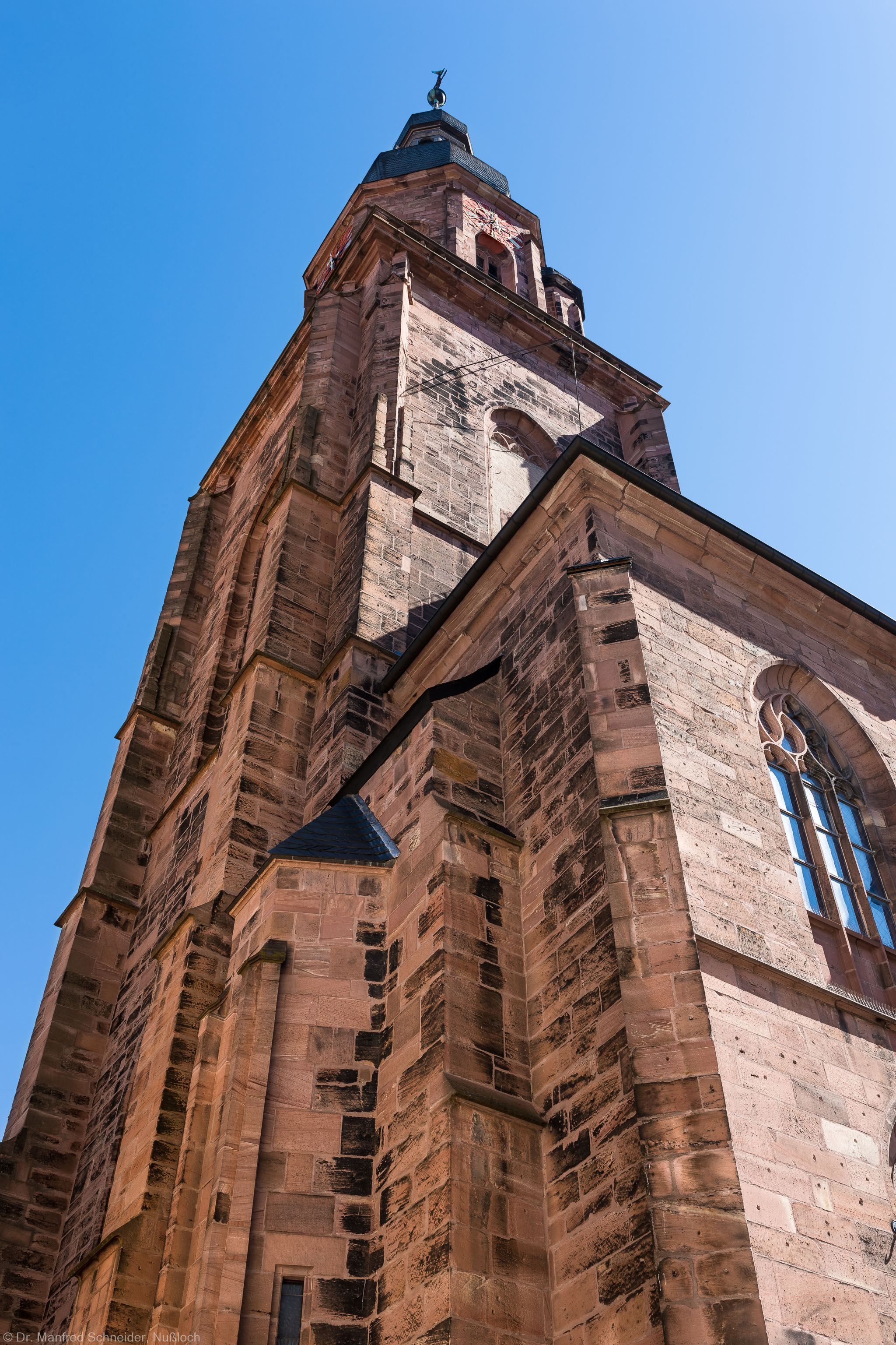 Heidelberg - Heiliggeistkirche - Südwestseite - Blick nach oben auf den Westbau und den Turm (aufgenommen im Juli 2015, am späten Vormittag)