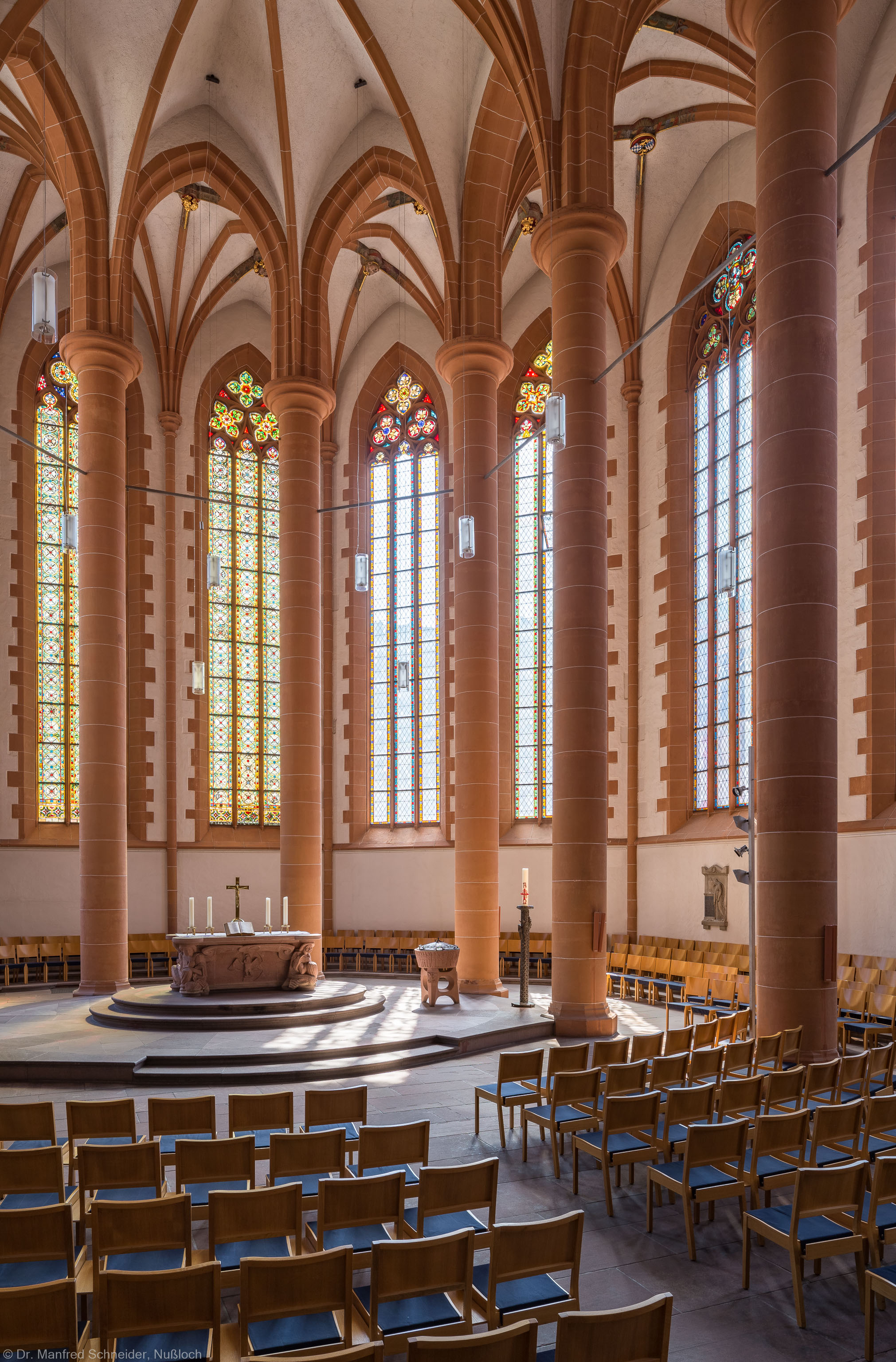 Heidelberg - Heiliggeistkirche - Chor - Blick in den Chor nach Südosten mit Säulen, Gewölbe und Altar (aufgenommen im Juli 2015, am späten Vormittag)