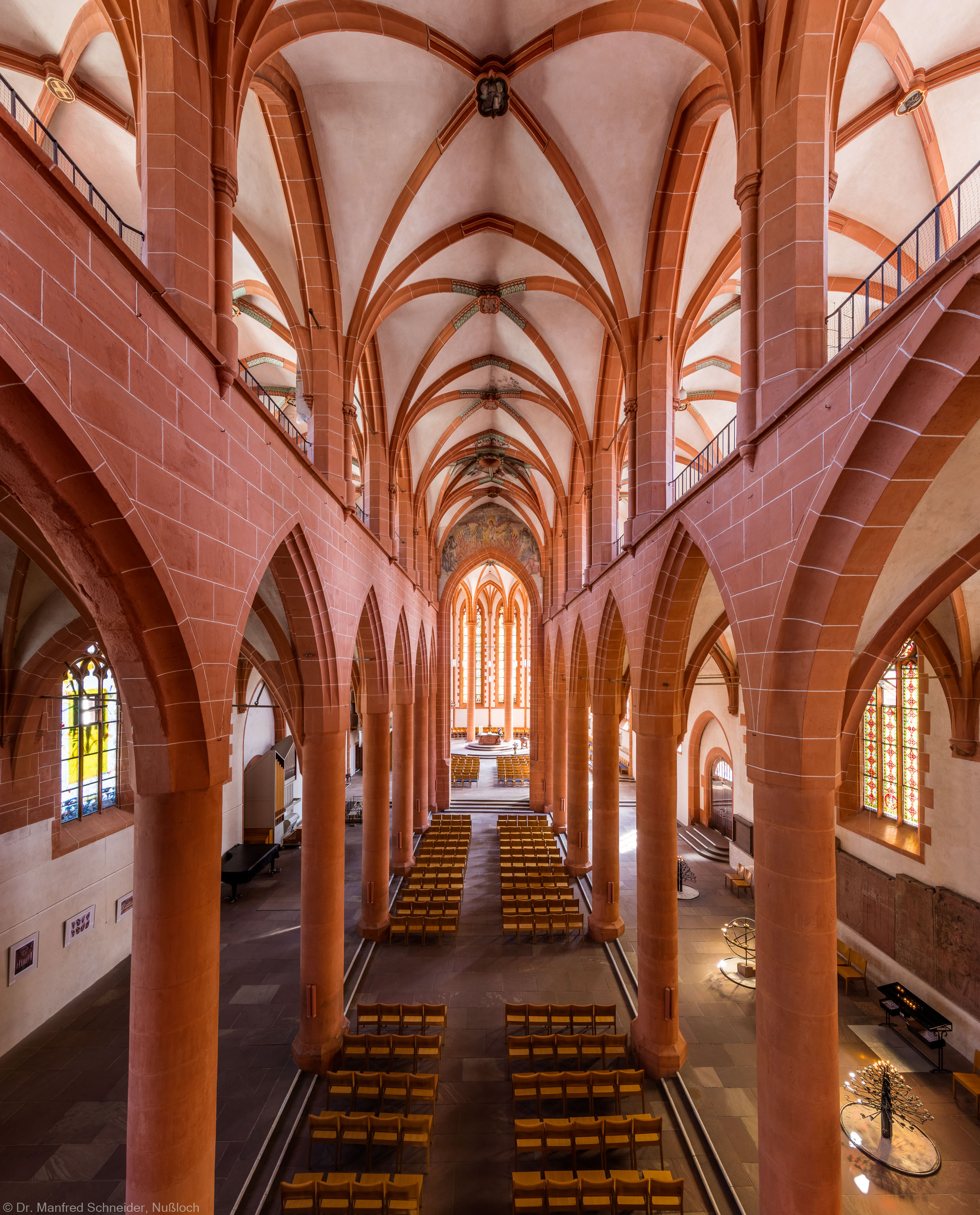 Heidelberg - Heiliggeistkirche - Mittelschiff - Blick von Westempore auf die Schiffe, Emporen und den Chor (aufgenommen im August 2015, um die Mittagszeit)