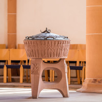Heidelberg - Heiliggeistkirche - Altarbereich - Blick von der Chormitte auf das Taufbecken von Edzard Hobbing (aufgenommen im September 2015, um die Mittagszeit)