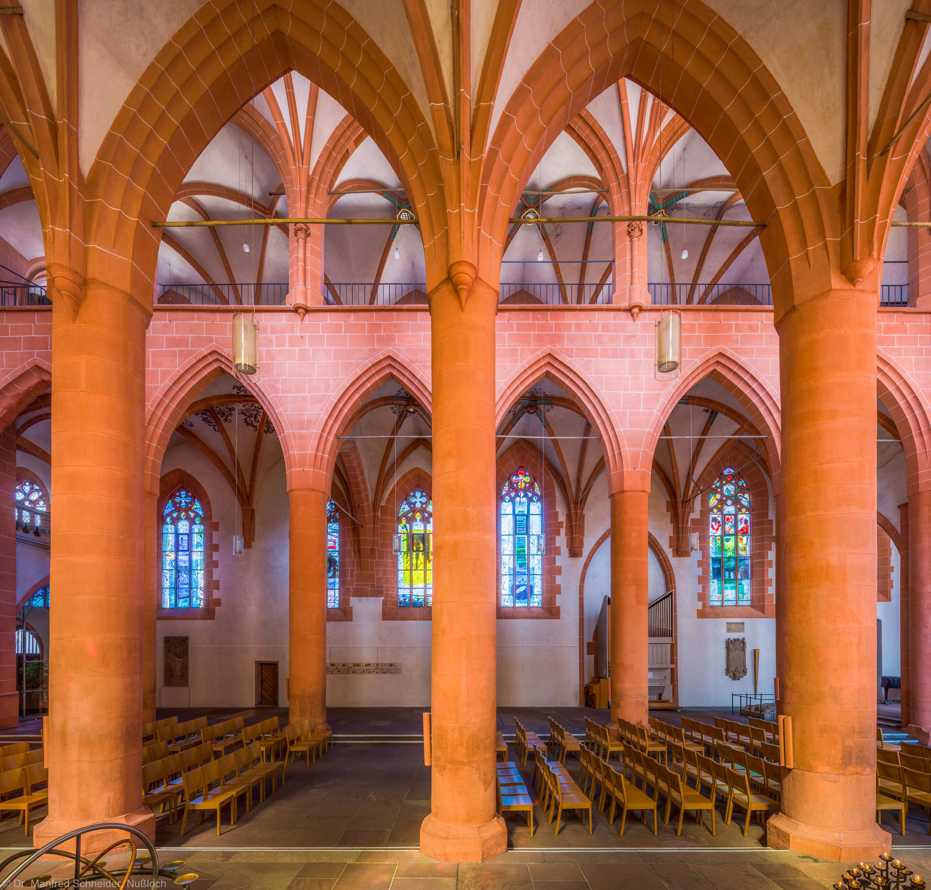 Heidelberg - Heiliggeistkirche - Nordschiff - Blick vom Südschiff durch das Mittelschiff auf das Nordschiff und die Nordempore (aufgenommen im September 2015, am Nachmittag)