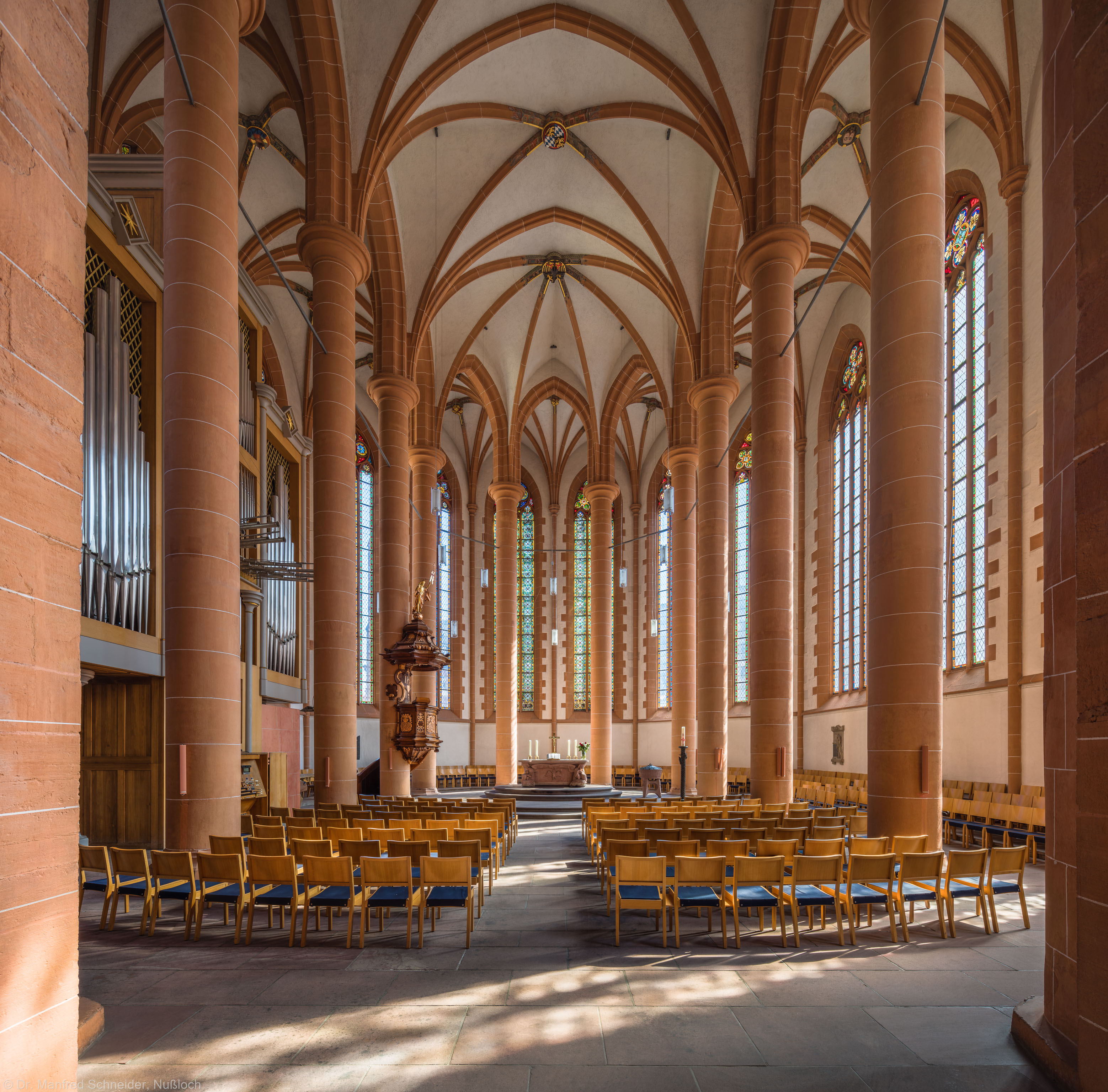 Heidelberg - Heiliggeistkirche - Chor - Blick in den Chor mit Säulen, Gewölbe, Orgel, Kanzel und Altar (aufgenommen im September 2015, um die Mittagszeit)