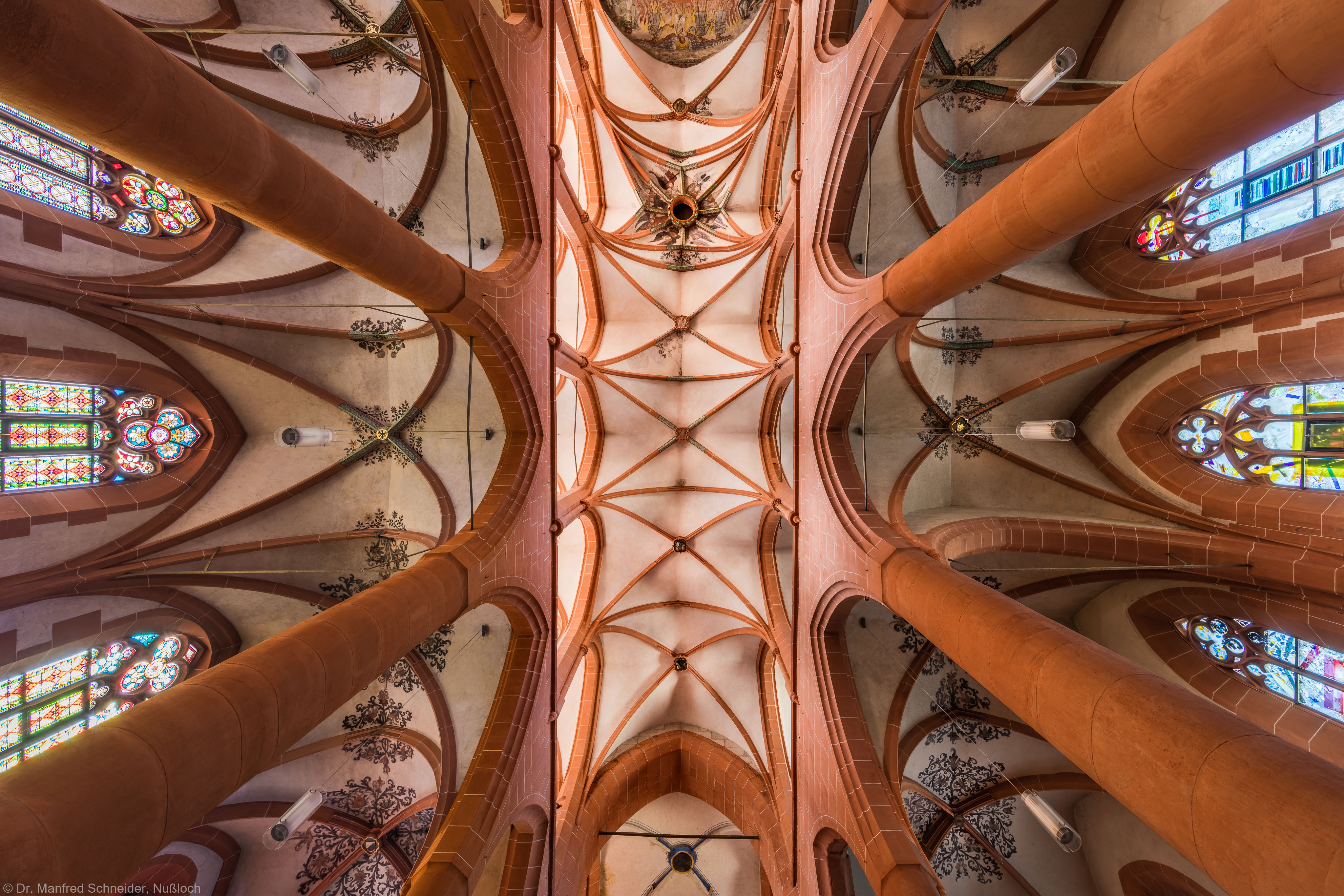 Heidelberg - Heiliggeistkirche - Mittelschiff und Seitenschiffe - Blick auf alle Gewölbe, vom Zentrum des Mittelschiffs aus gesehen (aufgenommen im September 2015, am Nachmittag)