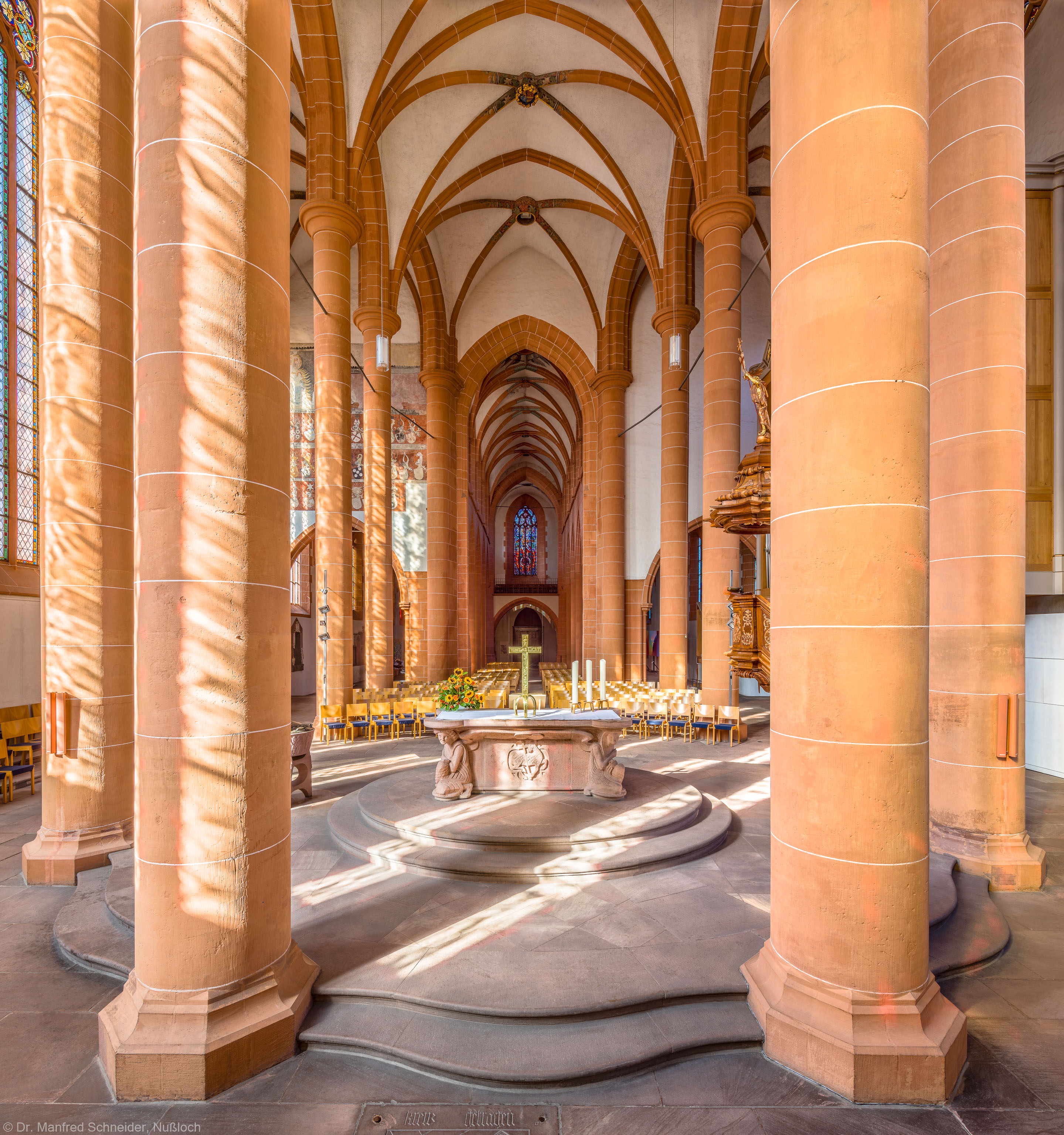 Heidelberg - Heiliggeistkirche - Chor - Blick vom Chorhaupt in den Chor nach Westen mit Säulen, Gewölbe und Altar (aufgenommen im September 2015, am späten Vormittag)