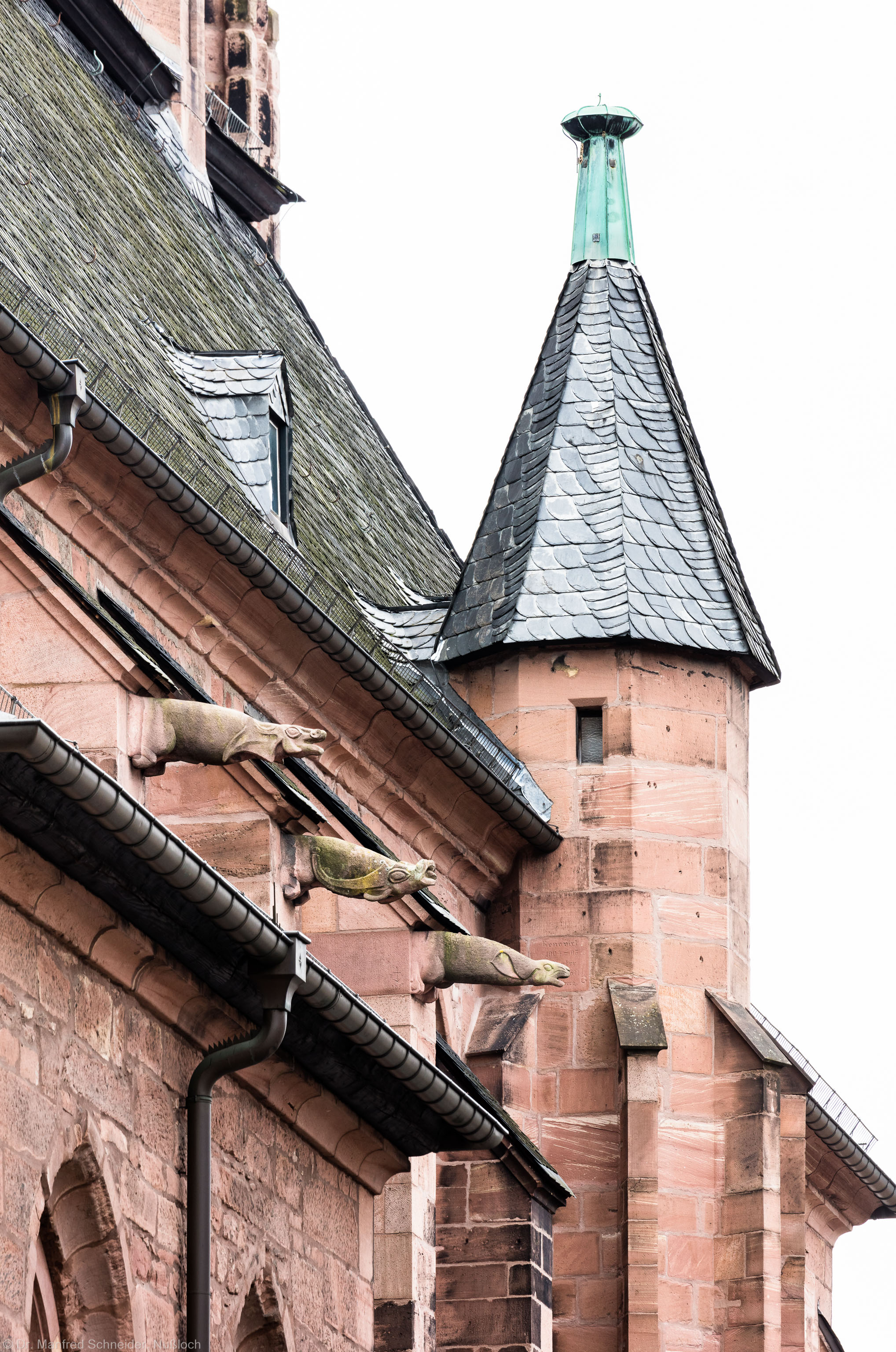 Heidelberg - Heiliggeistkirche - Aussen / Nord - Blick von Nordosten auf die Nordfassade, den Turmaufgang und die Wasserspeier (aufgenommen im September 2015, am späten Vormittag)