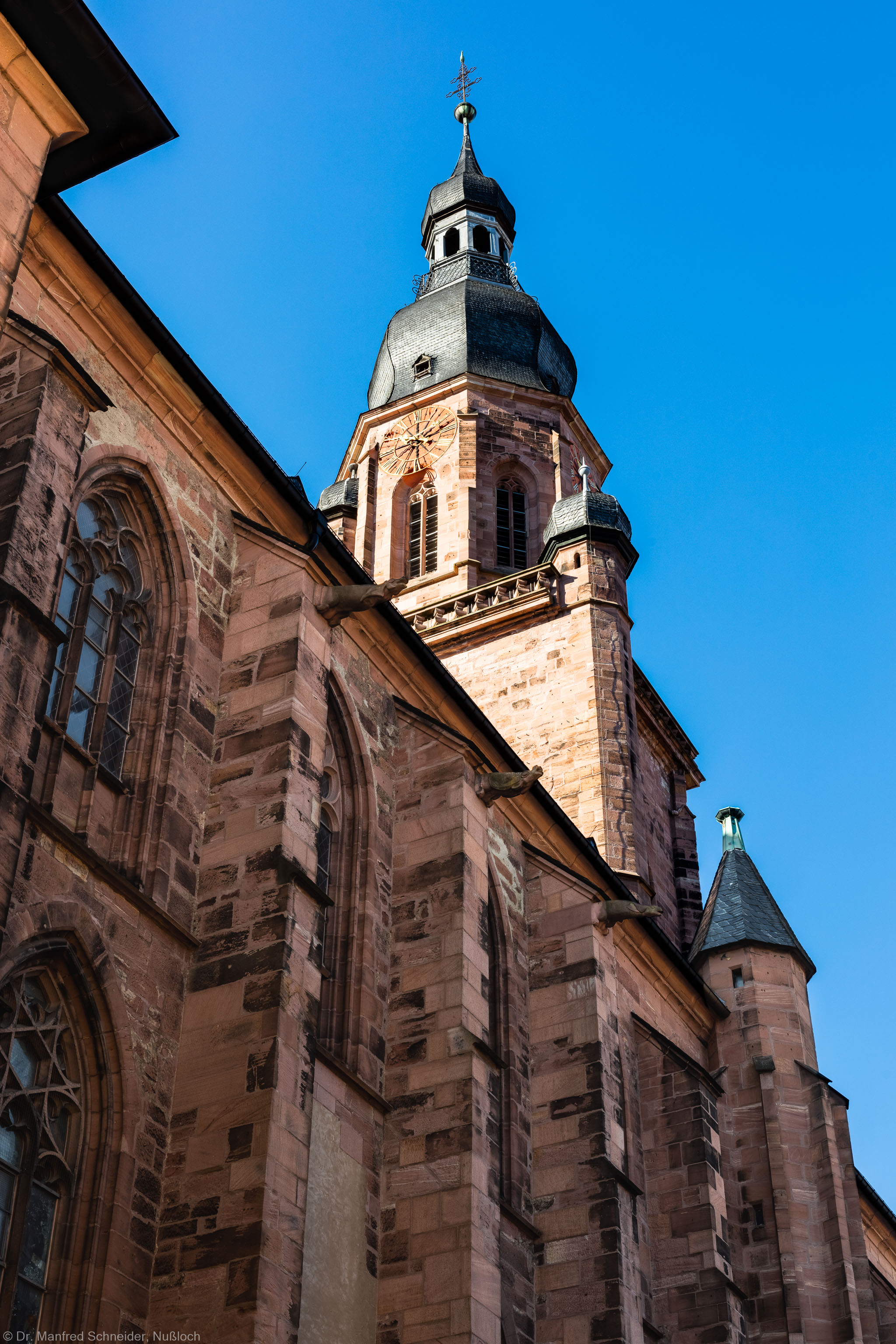 Heidelberg - Heiliggeistkirche - Aussen / Nord - Blick von Nordost (nähe Sakristei) auf die Nordfassade und den Turm  (aufgenommen im Oktober 2015, am späten Vormittag)