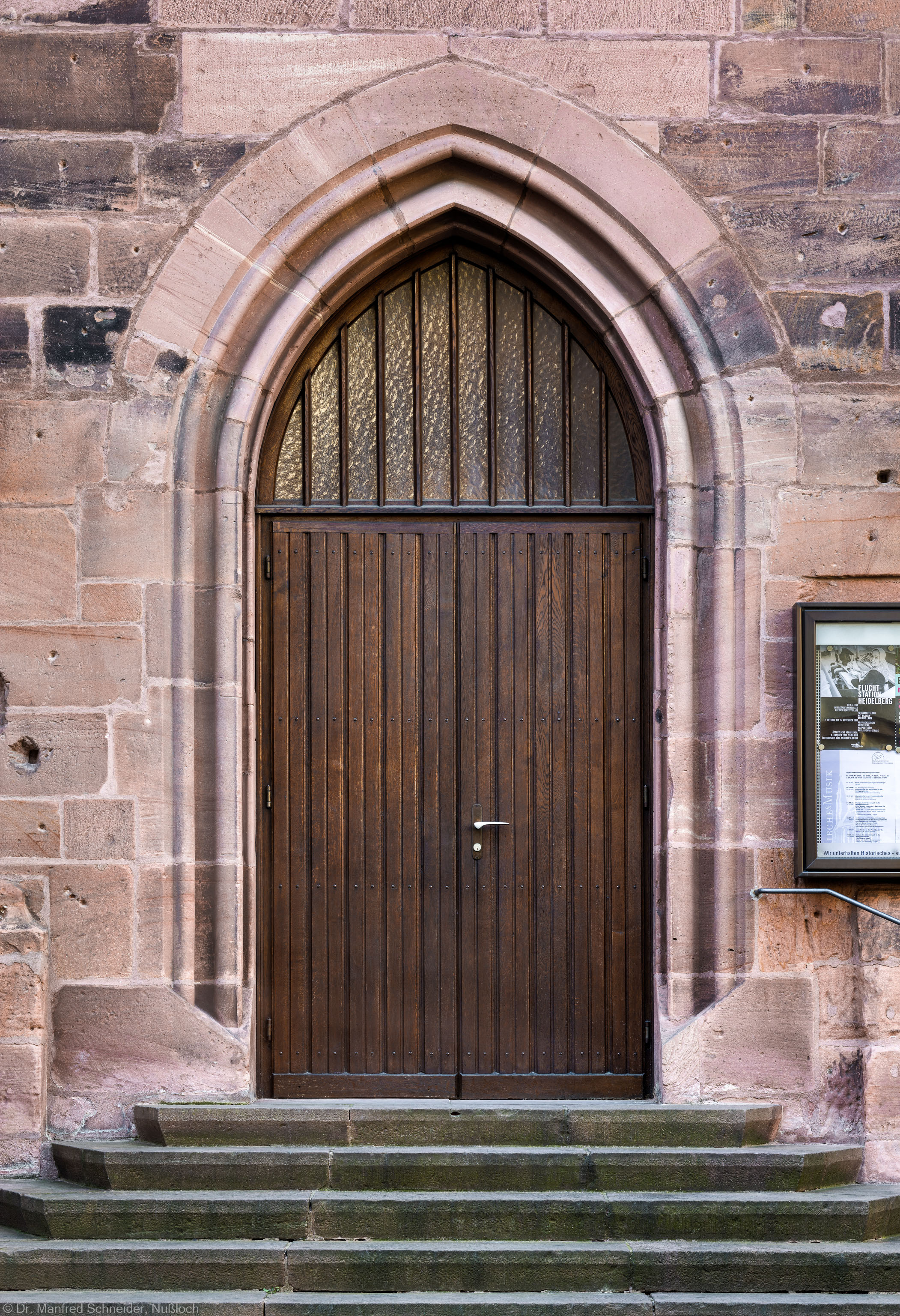 Heidelberg - Heiliggeistkirche - Nordseite - Westliches Nordportal - Blick auf das gesamte Portal mit der Treppe (aufgenommen im Oktober 2015, um die Mittagszeit)