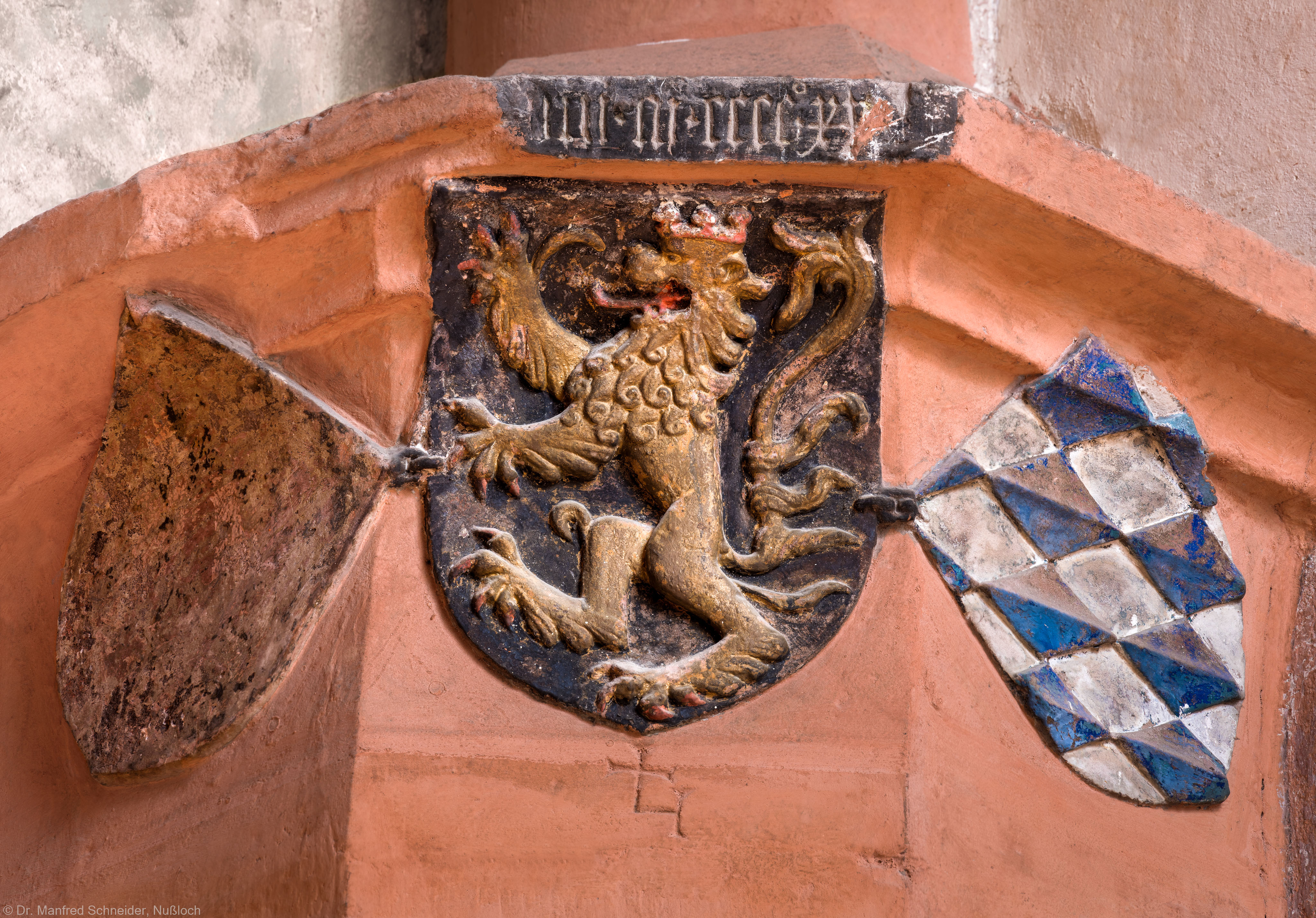 Heidelberg - Heiliggeistkirche - Südschiff - Nordost-Pfeiler - Wappen mit Pfälzer Löwen und Wappen des Hauses Wittelsbach (aufgenommen im Oktober 2015, am frühen Nachmittag)